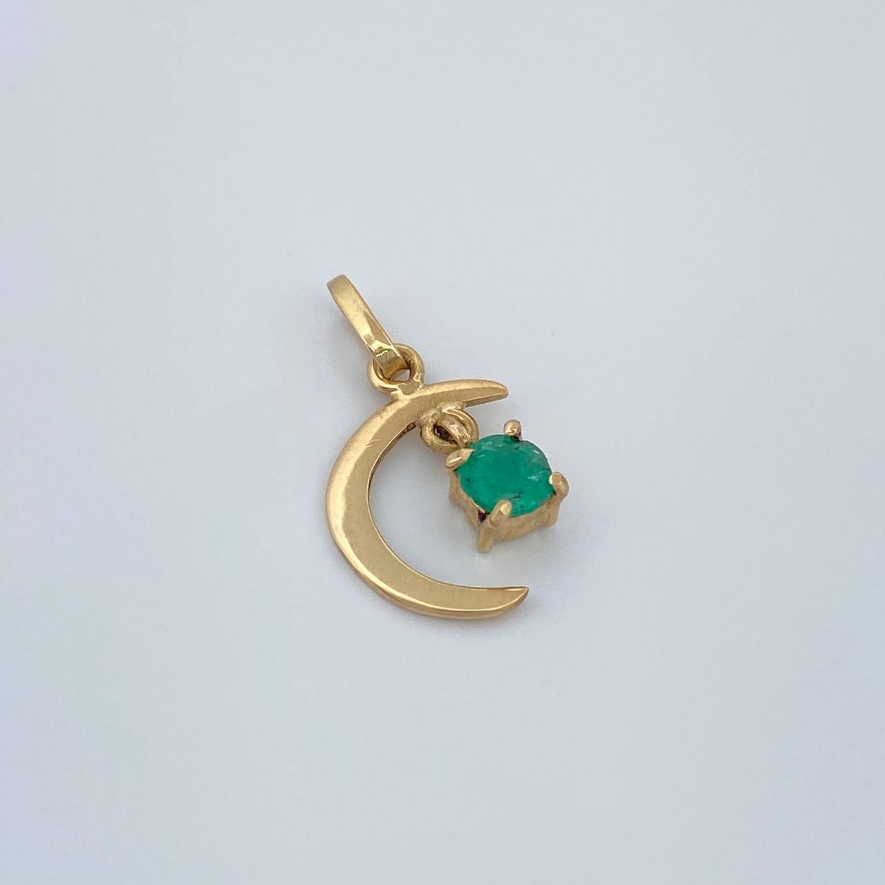 Dije Luna Figura Esmeralada 0.55gr / 1.7cm / Oro Amarillo 18K %