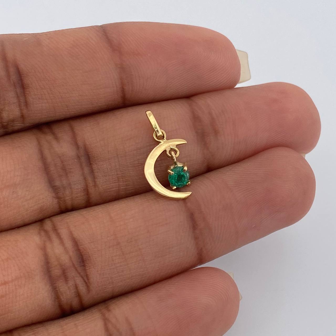 Dije Luna Figura Esmeralada 0.55gr / 1.7cm / Oro Amarillo 18K %