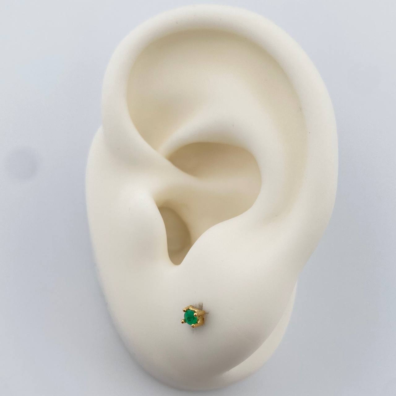 Topos Cuatro Garras Esmeralda 0.6gr / 2.67mm Oro Amarillo 18K %