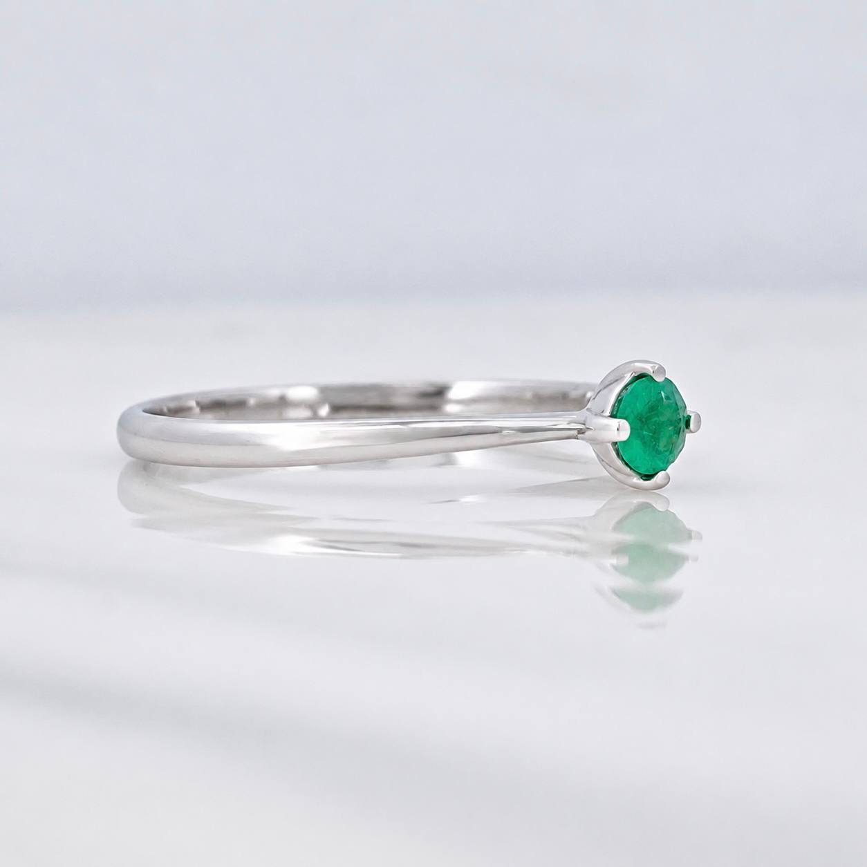 Anillo Solitario Esmeralda 13pts 1.35g / T7 Oro Blanco 18K