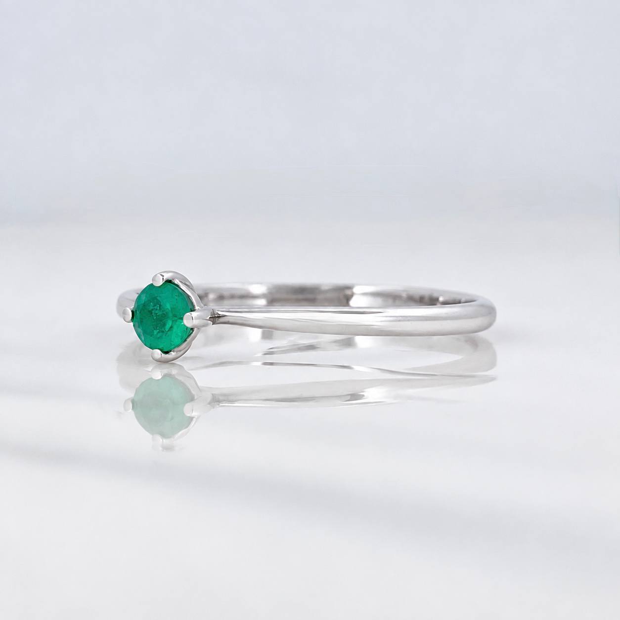 Anillo Solitario Esmeralda 13pts 1.35g / T7 Oro Blanco 18K