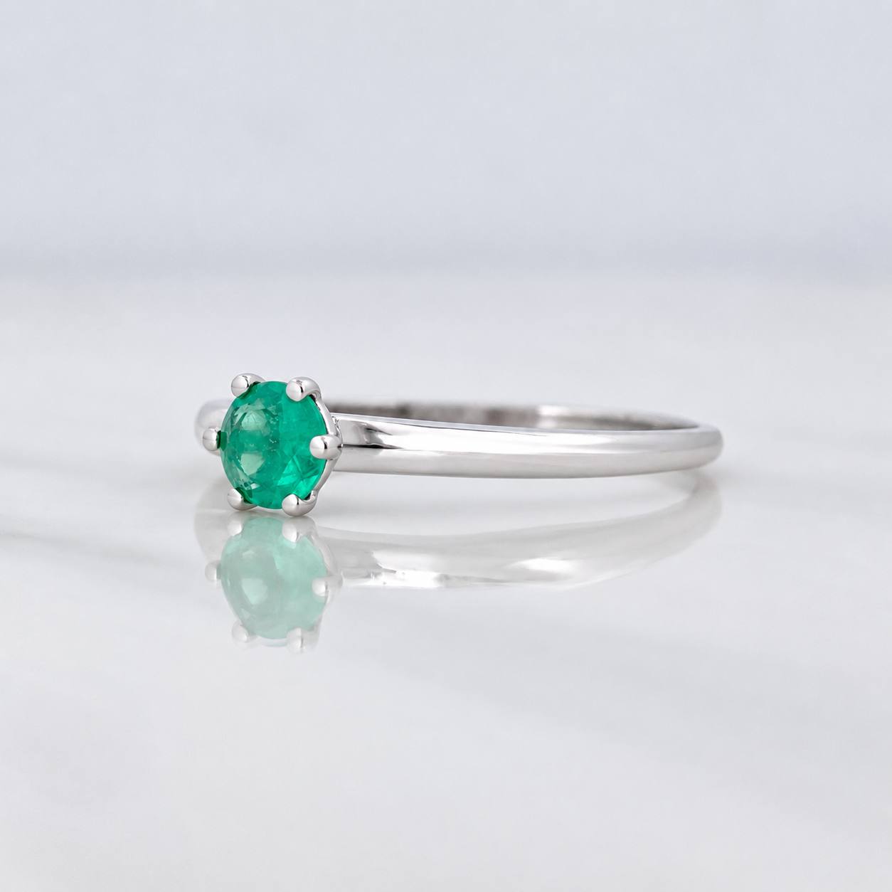 Anillo Solitario Esmeralda 29pts 1.75g / T6 3/4 Oro Blanco 18K