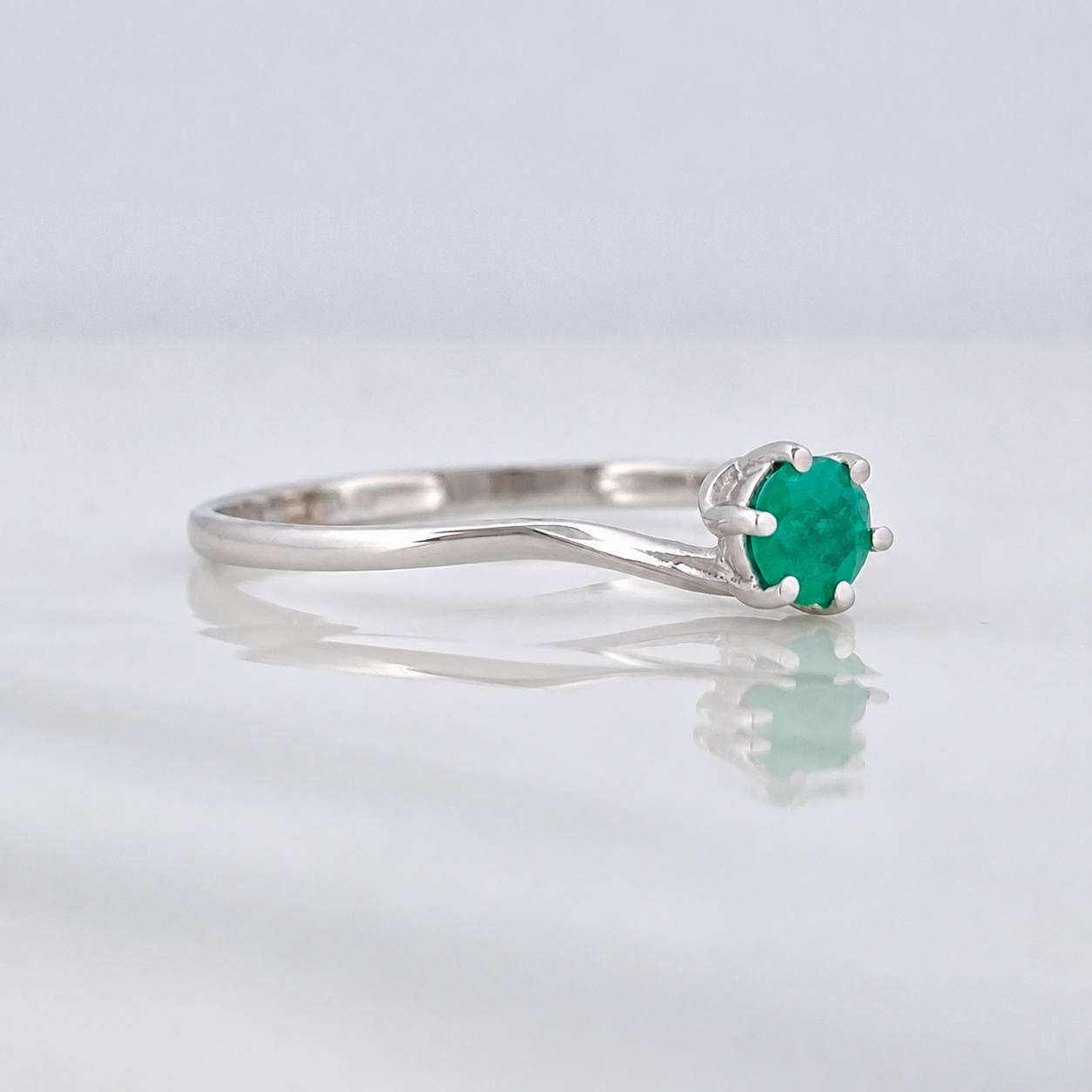 Anillo Solitario Esmeralda 21pts 1.2g / T7 Oro Blanco 18K