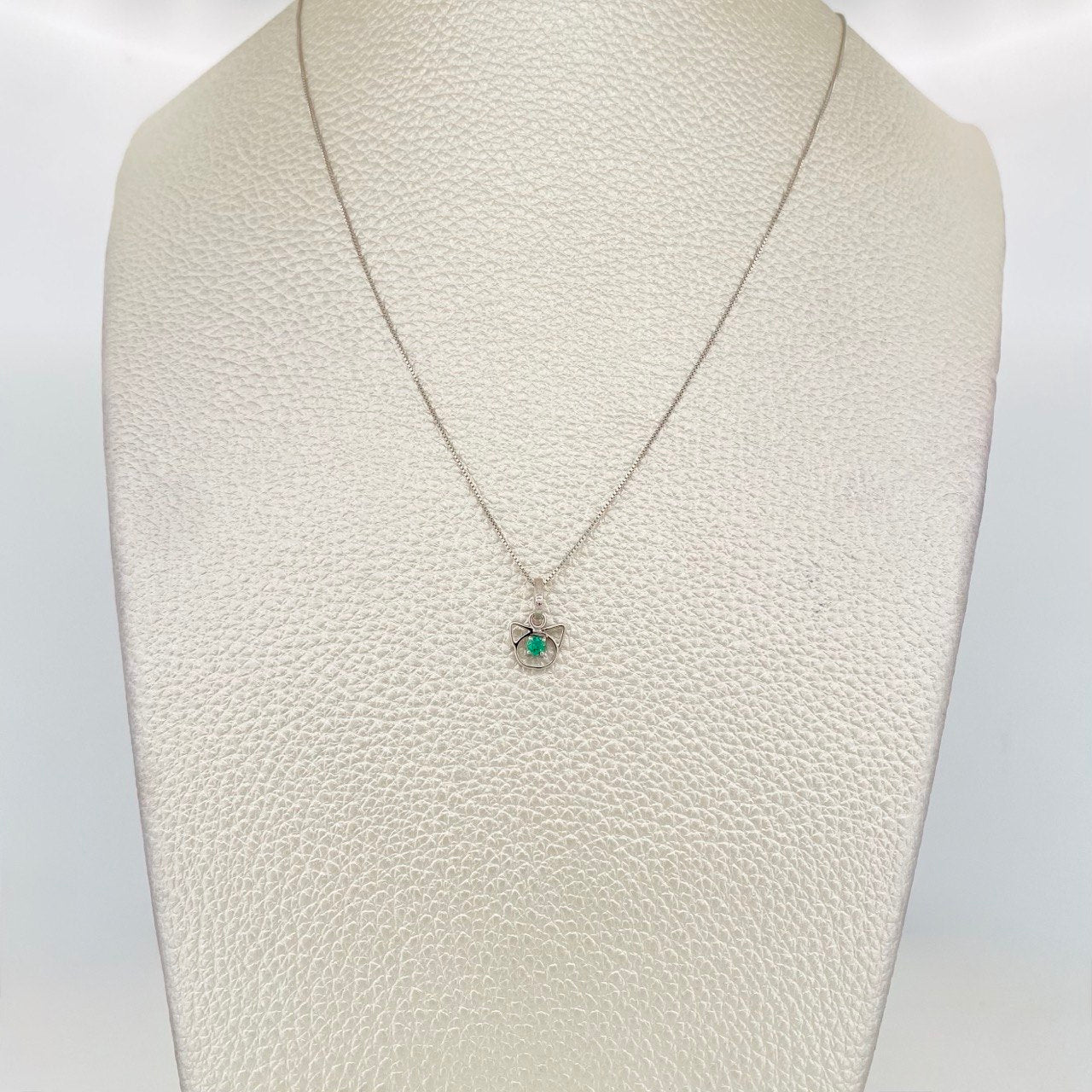 Set Cadena Veneciana + Dije Gato Esmeralda 6pts / 1.4g / 45cm Oro Blanco 18K