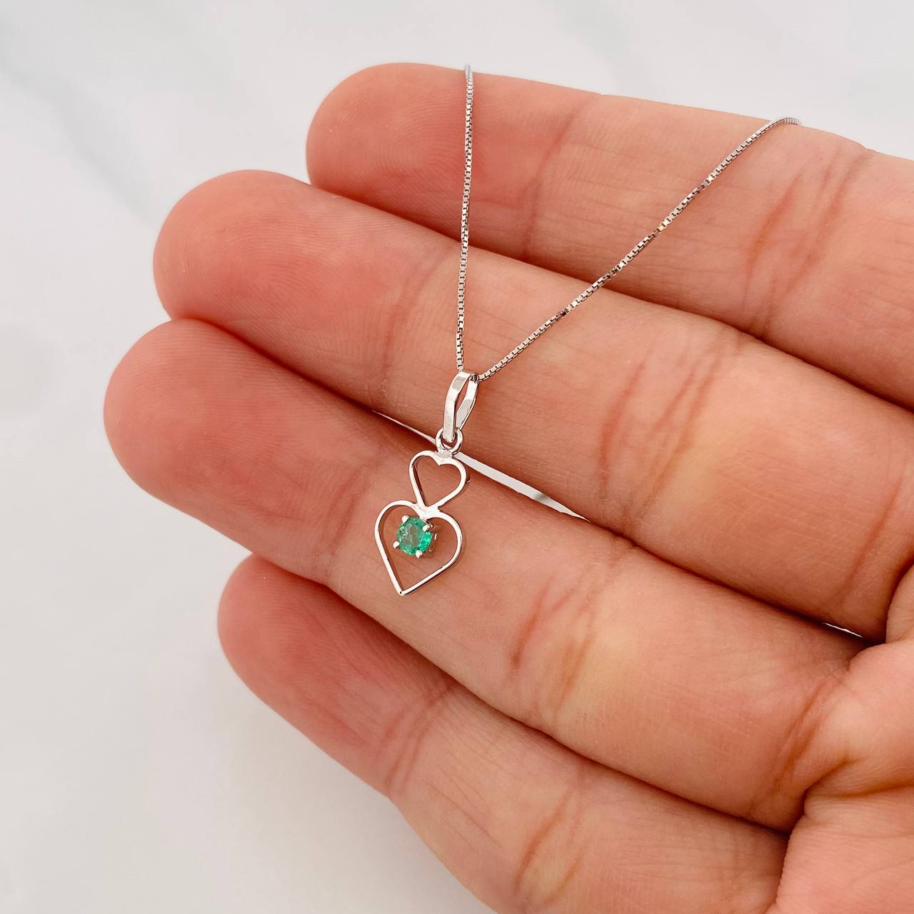 Set Cadena Veneciana + Dije Corazones Esmeralda 8pts / 1.45g / 45cm Oro Blanco 18K