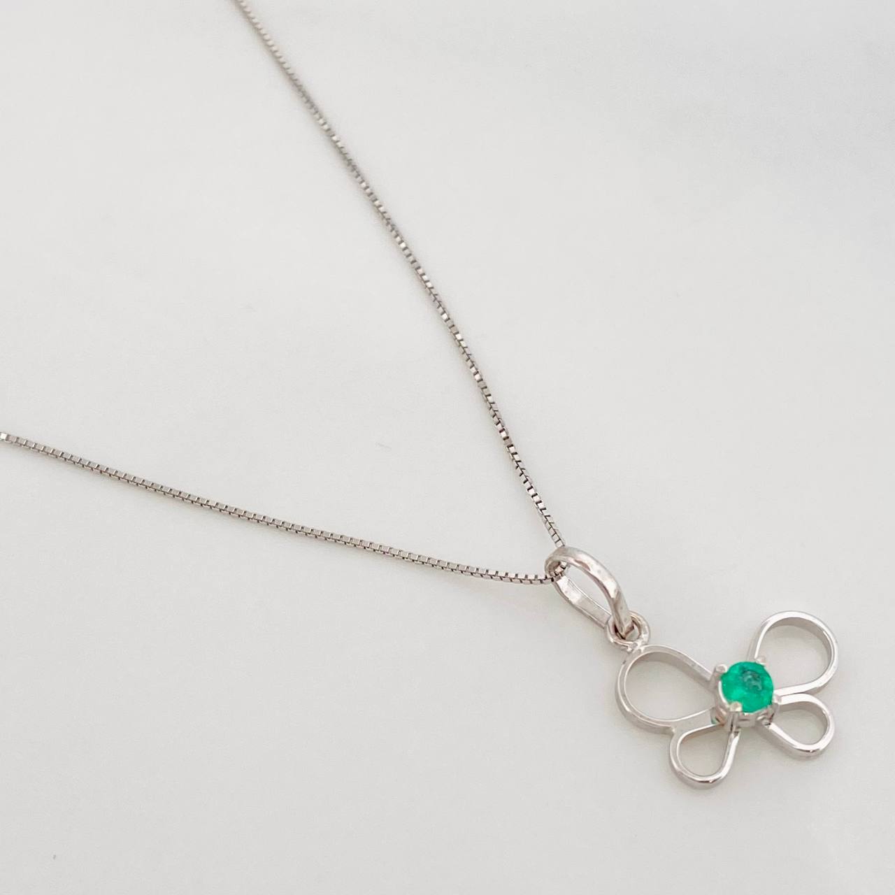Set Cadena Veneciana + Dije Mariposa Esmeralda 7pts / 1.6g / 45cm Oro Blanco 18K