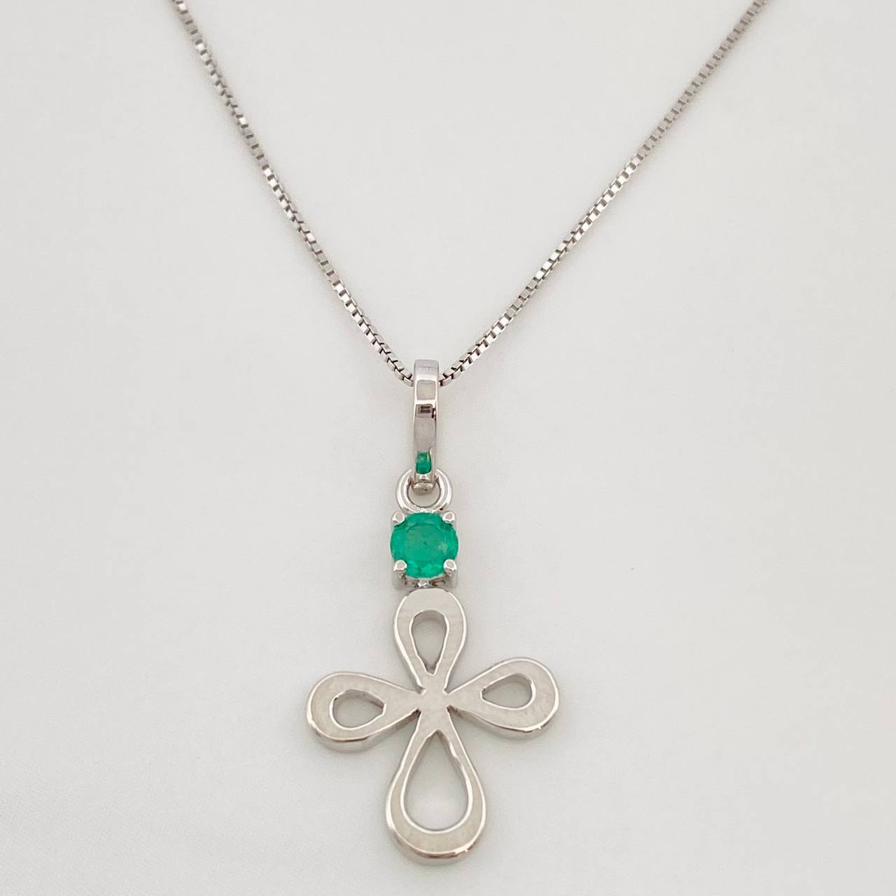 Set Cadena Veneciana + Dije Cruz Esmeralda 8pts / 1.6g / 45cm Oro Blanco 18K