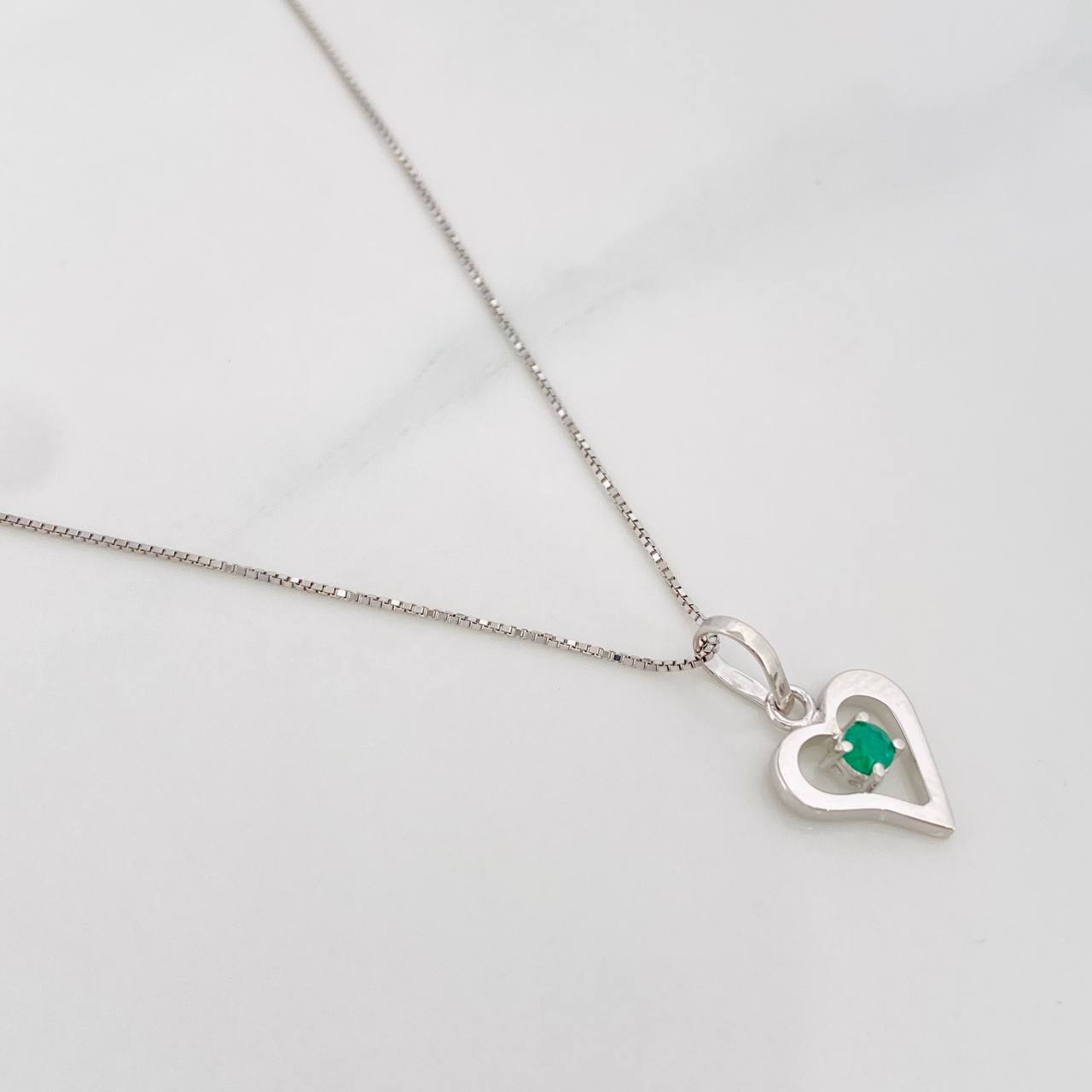 Set Cadena Veneciana + Dije Corazon Curvo Esmeralda 0.6pts / 1.45g / 45cm Oro Blanco 18K