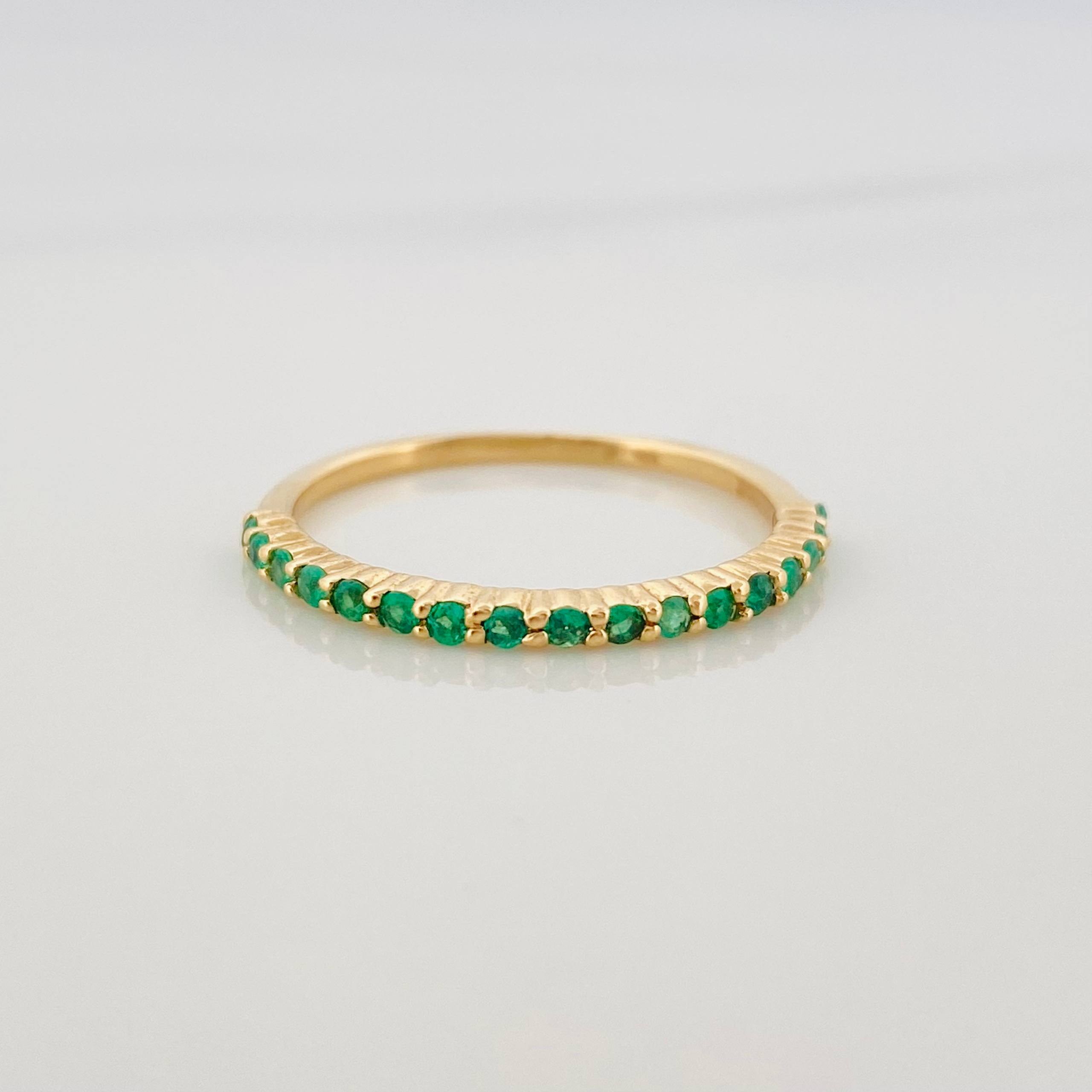 Anillo Churumbela Esmeralda 0.14Pts 1.15 g / T6 Oro Amarillo 18K