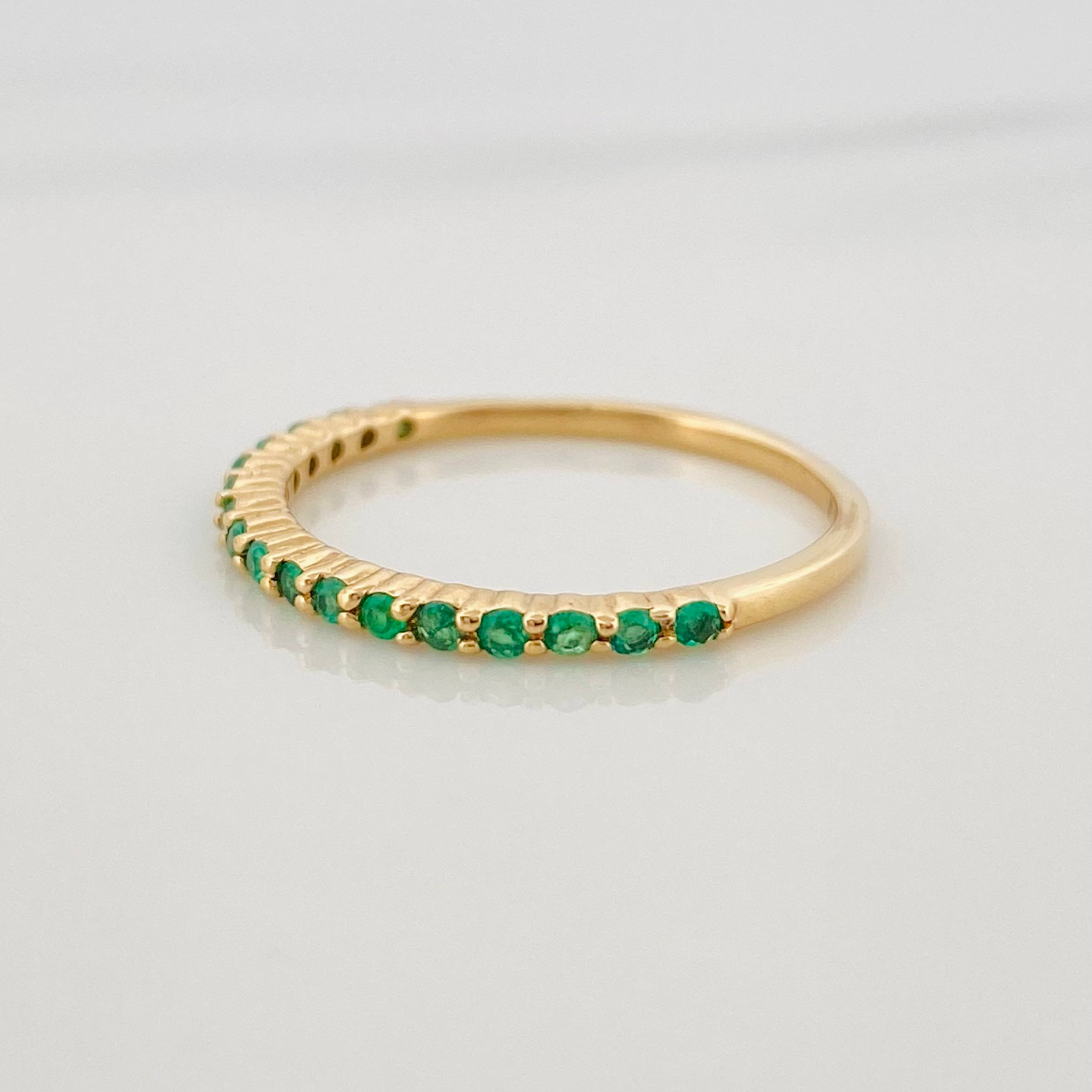 Anillo Churumbela Esmeralda 0.14Pts 1.15 g / T6 Oro Amarillo 18K