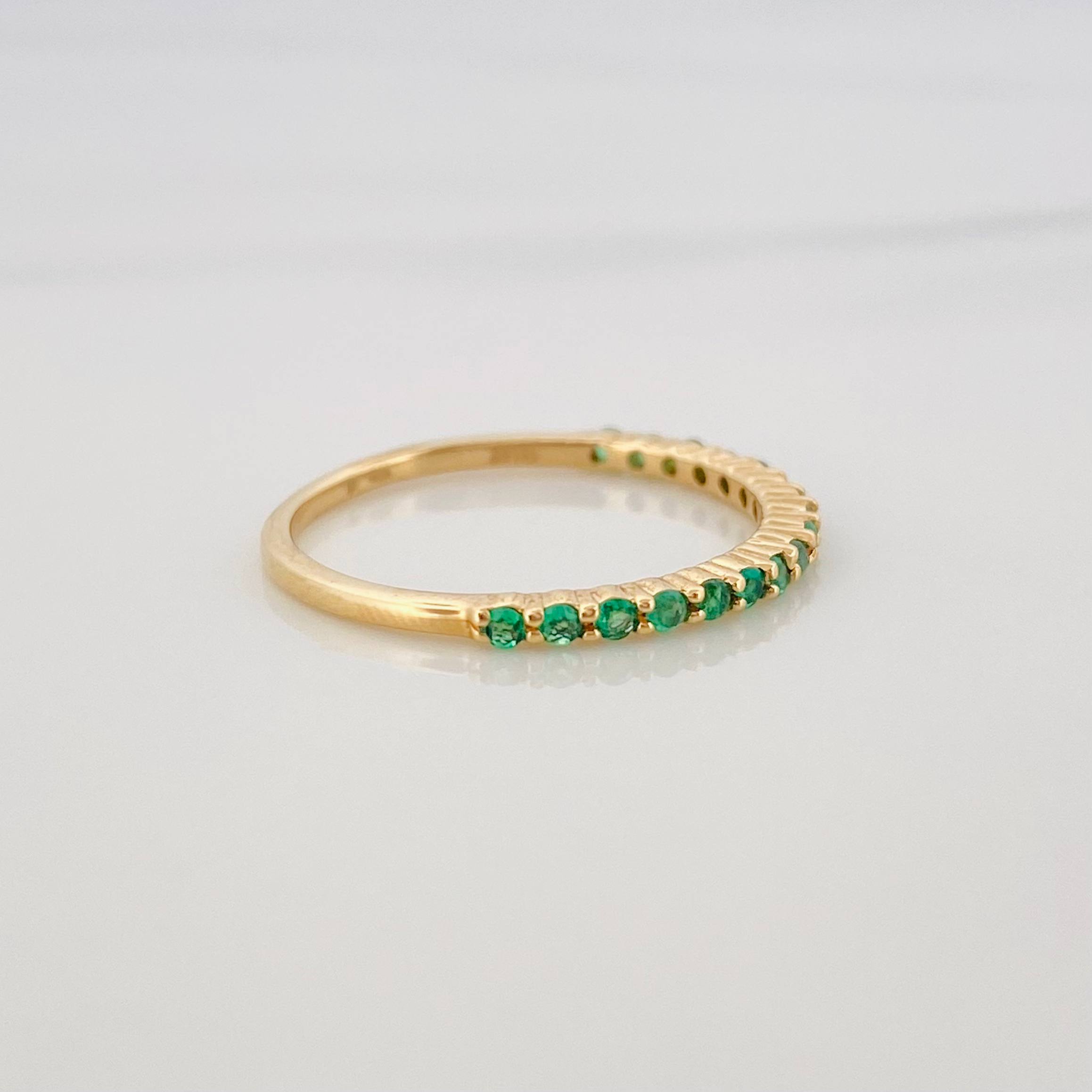Anillo Churumbela Esmeralda 0.14Pts 1.15 g / T6 Oro Amarillo 18K