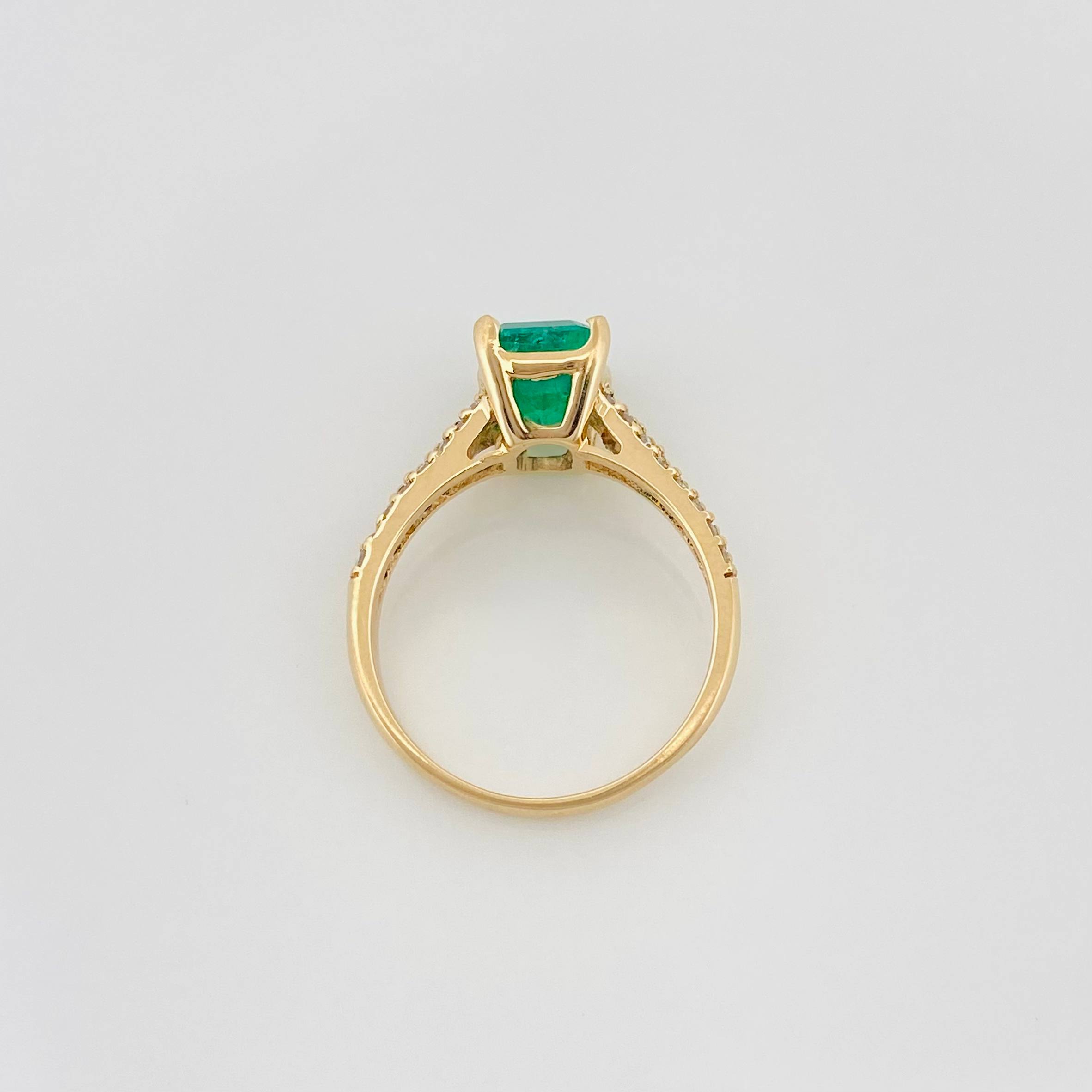Anillo Rectangular Diamantes 33Pts Esmeralda 1.23Qts 3.4 g / T6 Oro Amarillo 18K