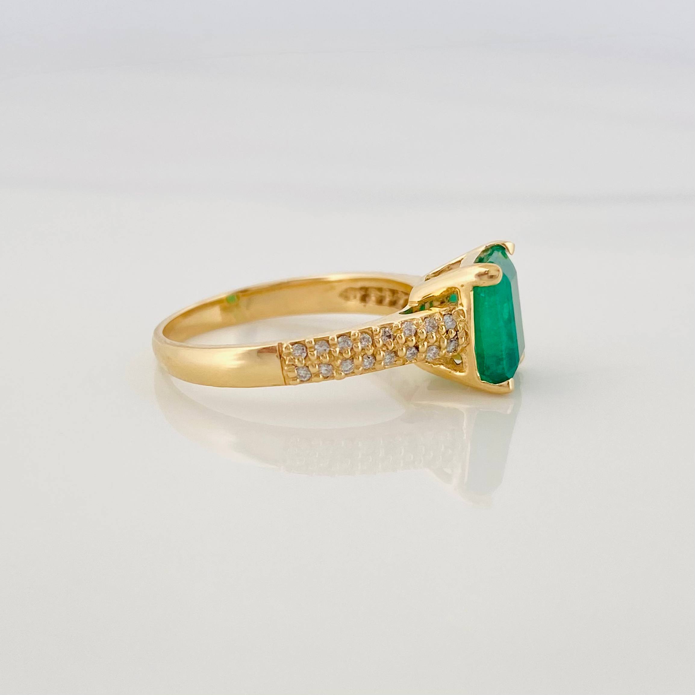 Anillo Rectangular Diamantes 33Pts Esmeralda 1.23Qts 3.4 g / T6 Oro Amarillo 18K
