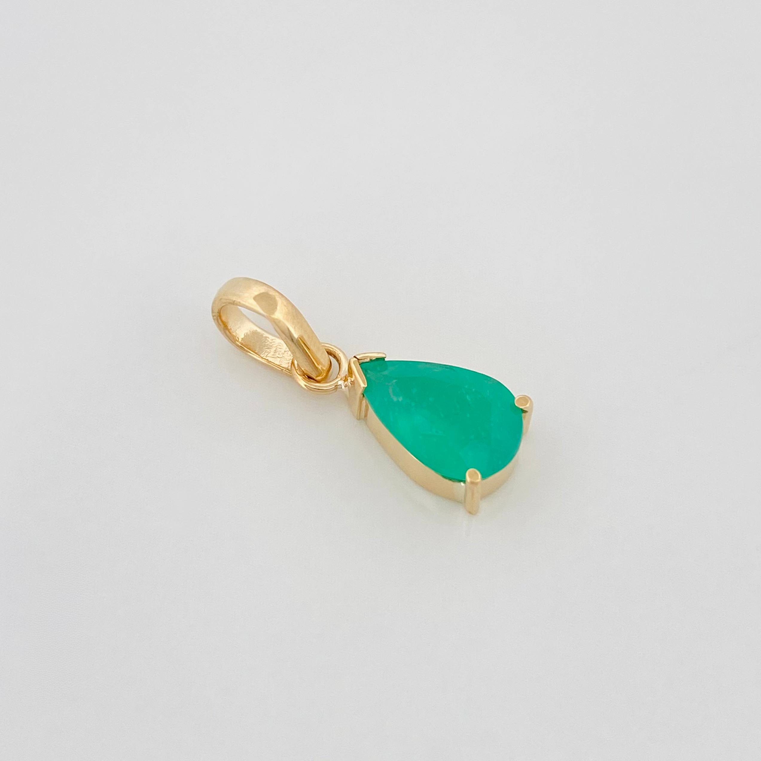 Dije Lagrima Esmeraldas 0.83Pts 0.9 g / 1.05 cm Oro Amarillo 18K
