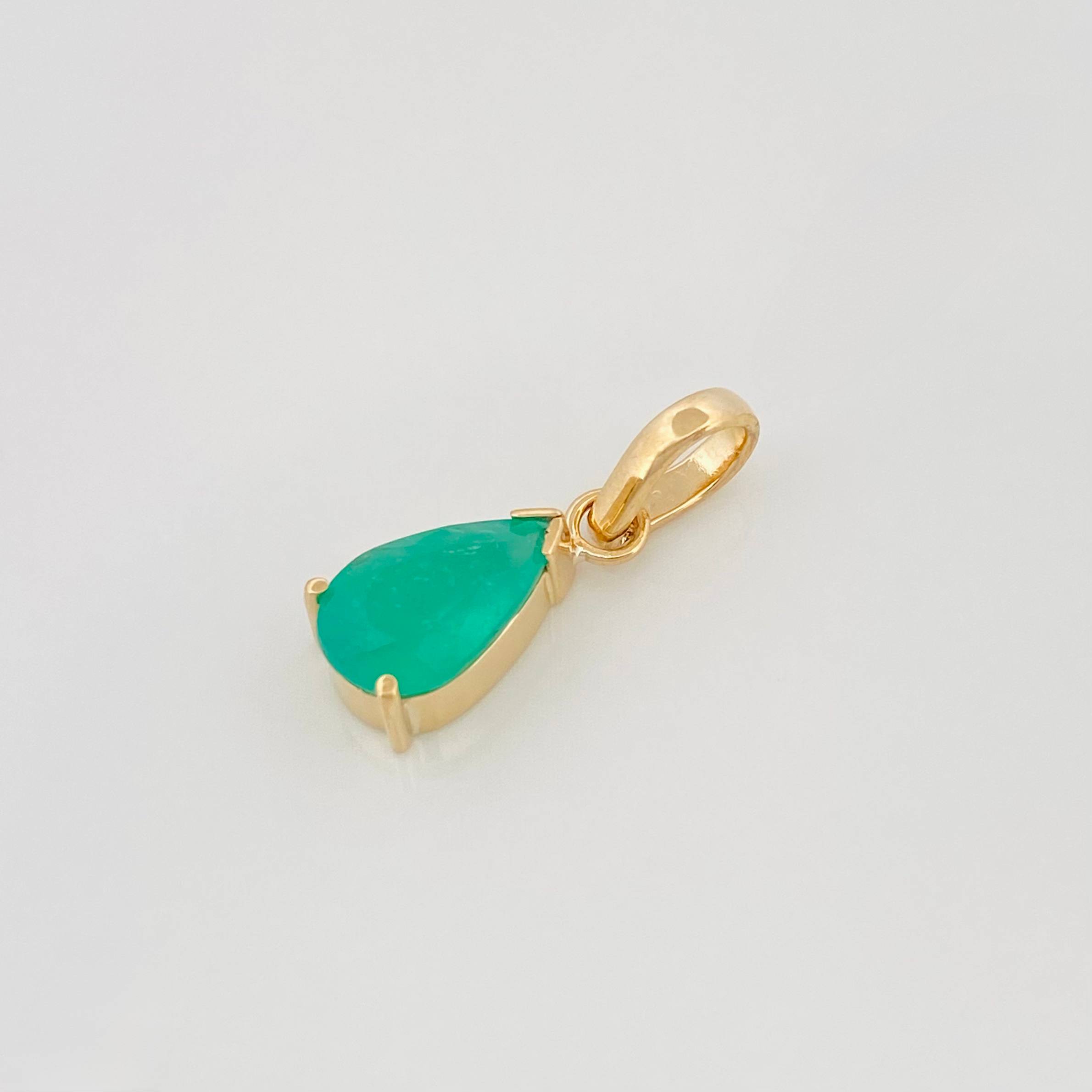 Dije Lagrima Esmeraldas 0.83Pts 0.9 g / 1.05 cm Oro Amarillo 18K