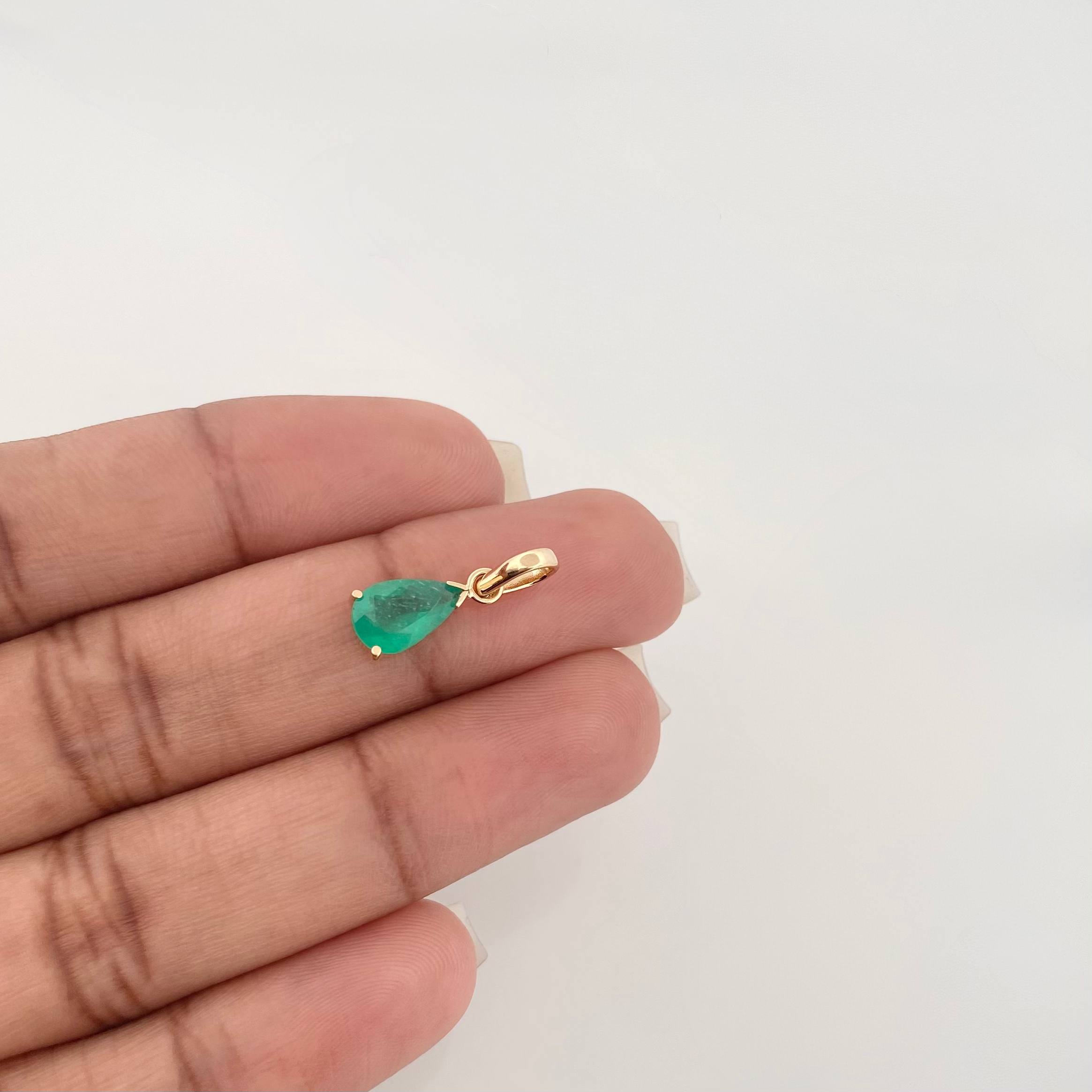 Dije Lagrima Esmeraldas 0.83Pts 0.9 g / 1.05 cm Oro Amarillo 18K