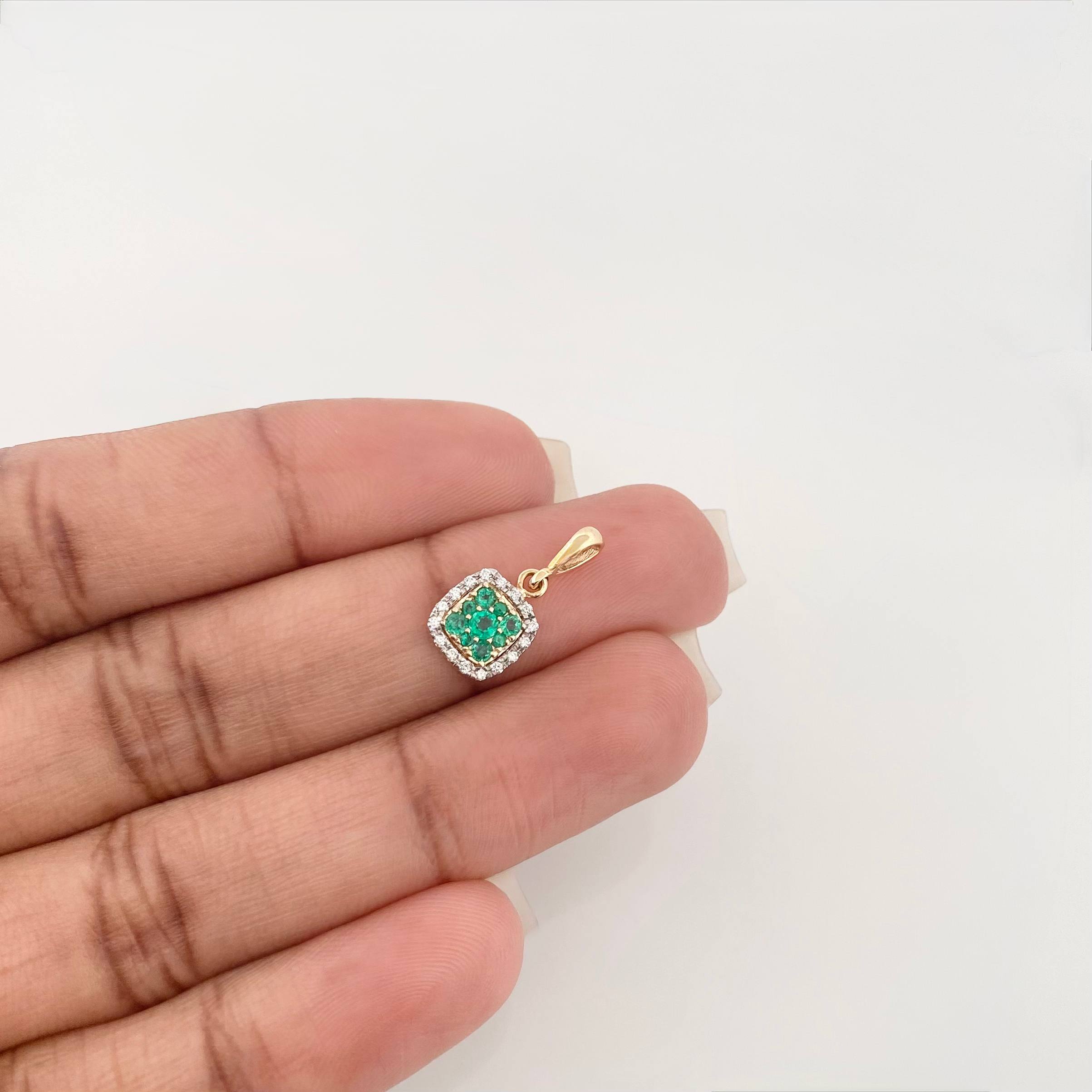 Dije Cuadro Esmeralda 20Pts Diamante 16Pts 0.95 g / 1.6 cm Oro Amarillo 18K