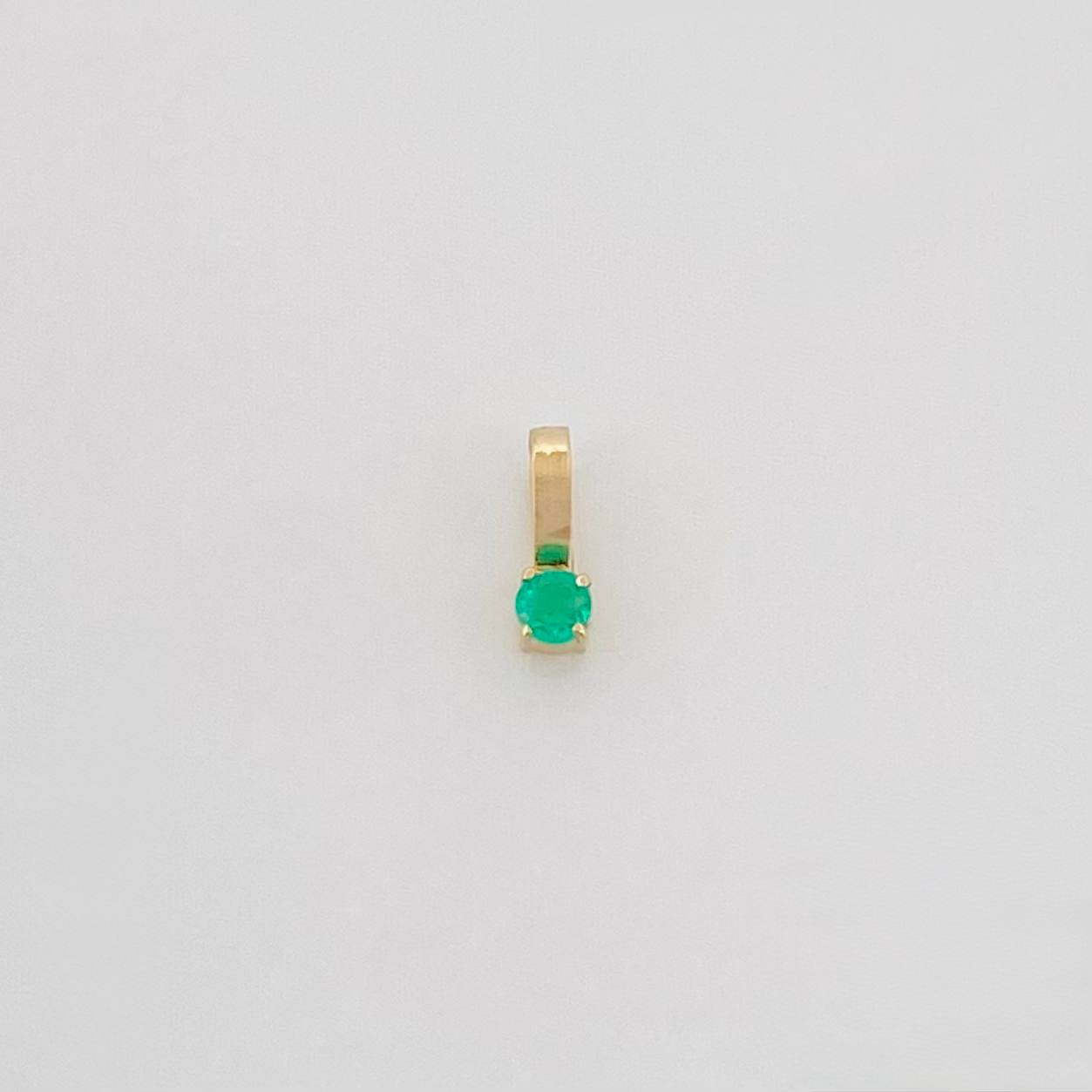 Dije Cuadrado Esmeralda 0.3Pts 0.15 g / 0.7 cm Oro Amarillo 18K