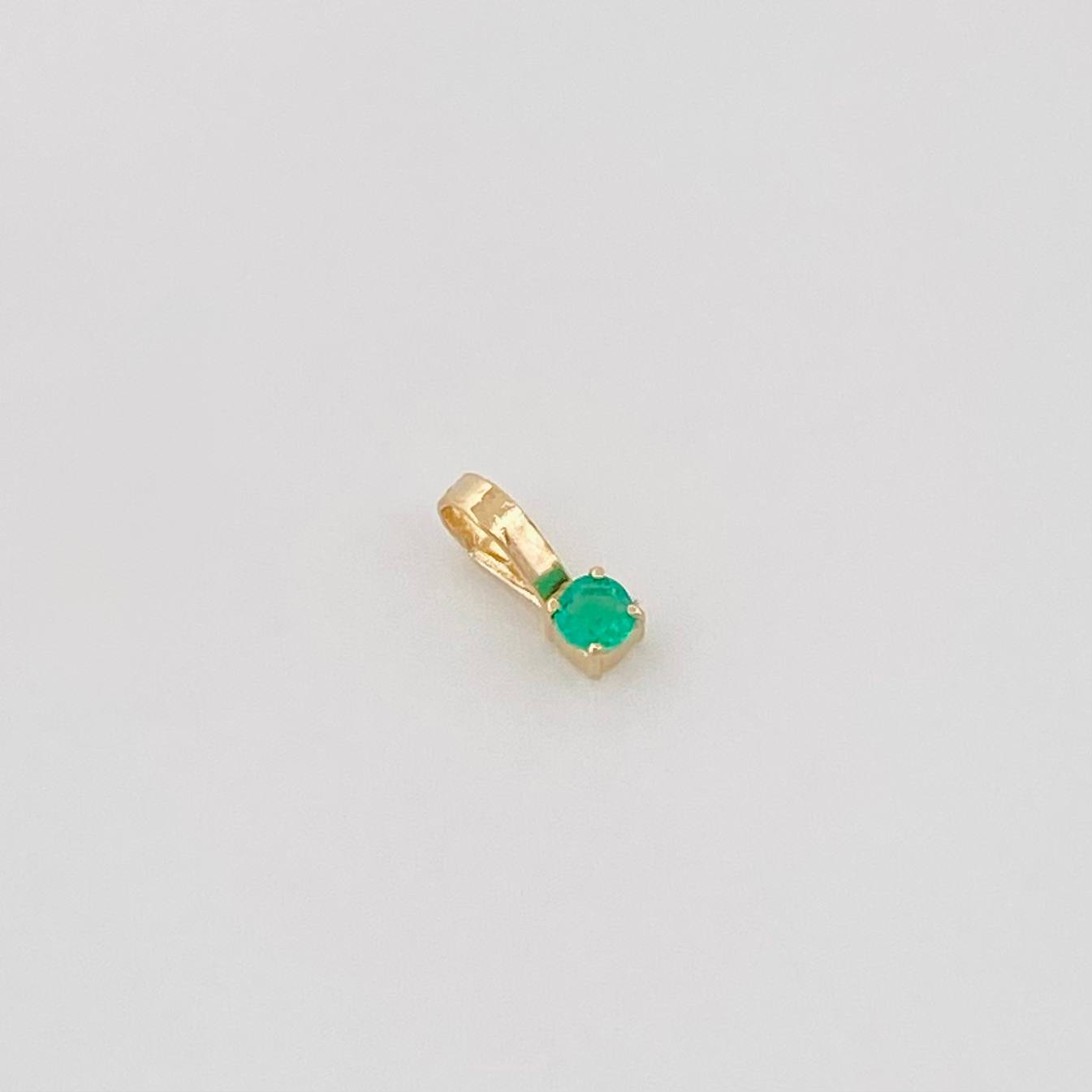 Dije Redondo Esmeraldas 0.4Pts 0.1 g / 2 cm Oro Amarillo 18K