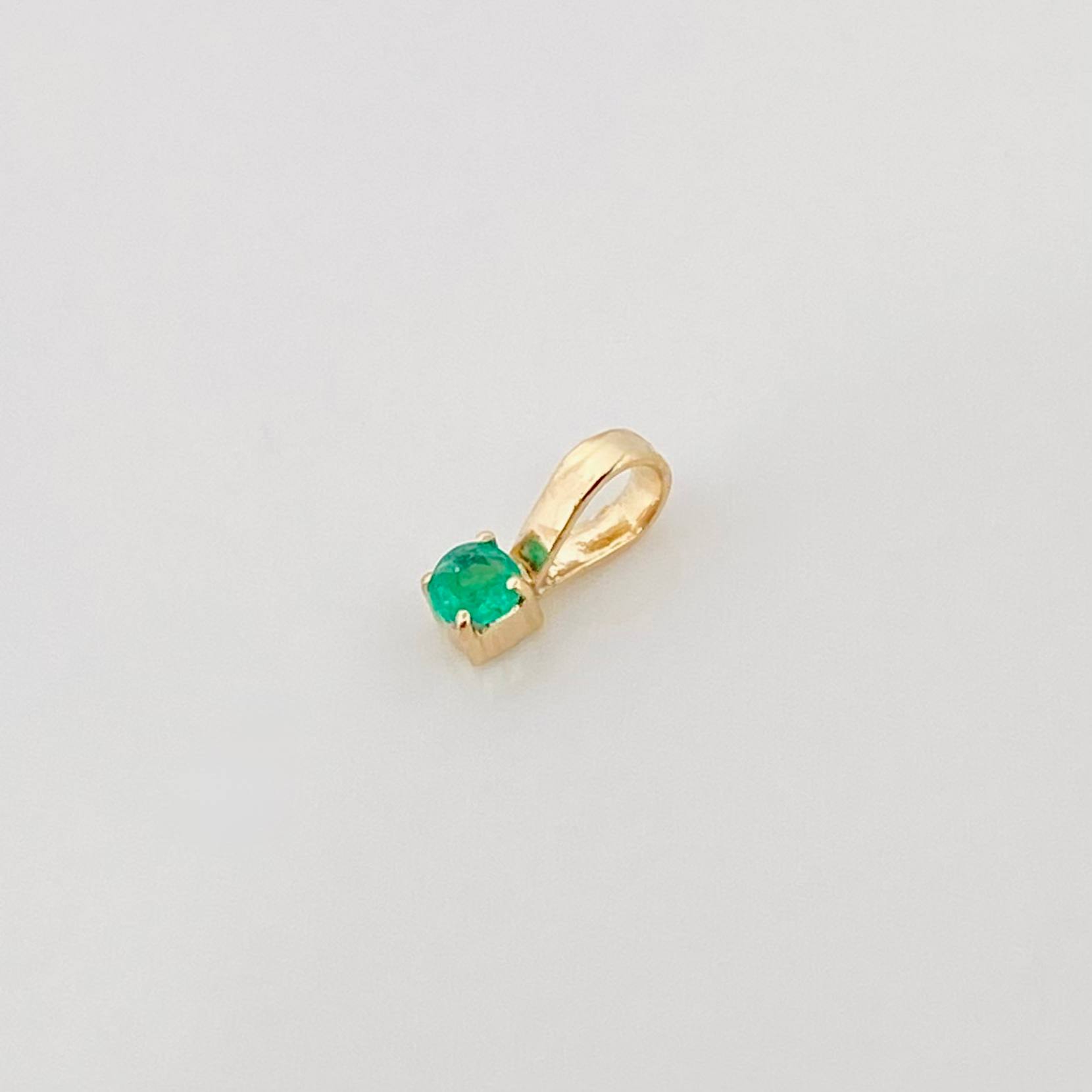 Dije Redondo Esmeraldas 0.3Pts 0.1 g / 2 cm Oro Amarillo 18K