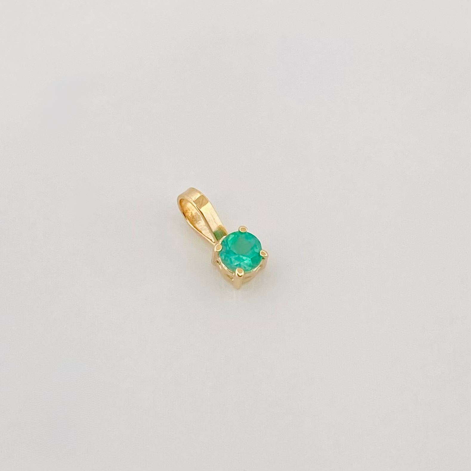 Dije Cuadrado Esmeralda 10Pts 0.2 g / 0.8 cm Oro Amarillo 18K