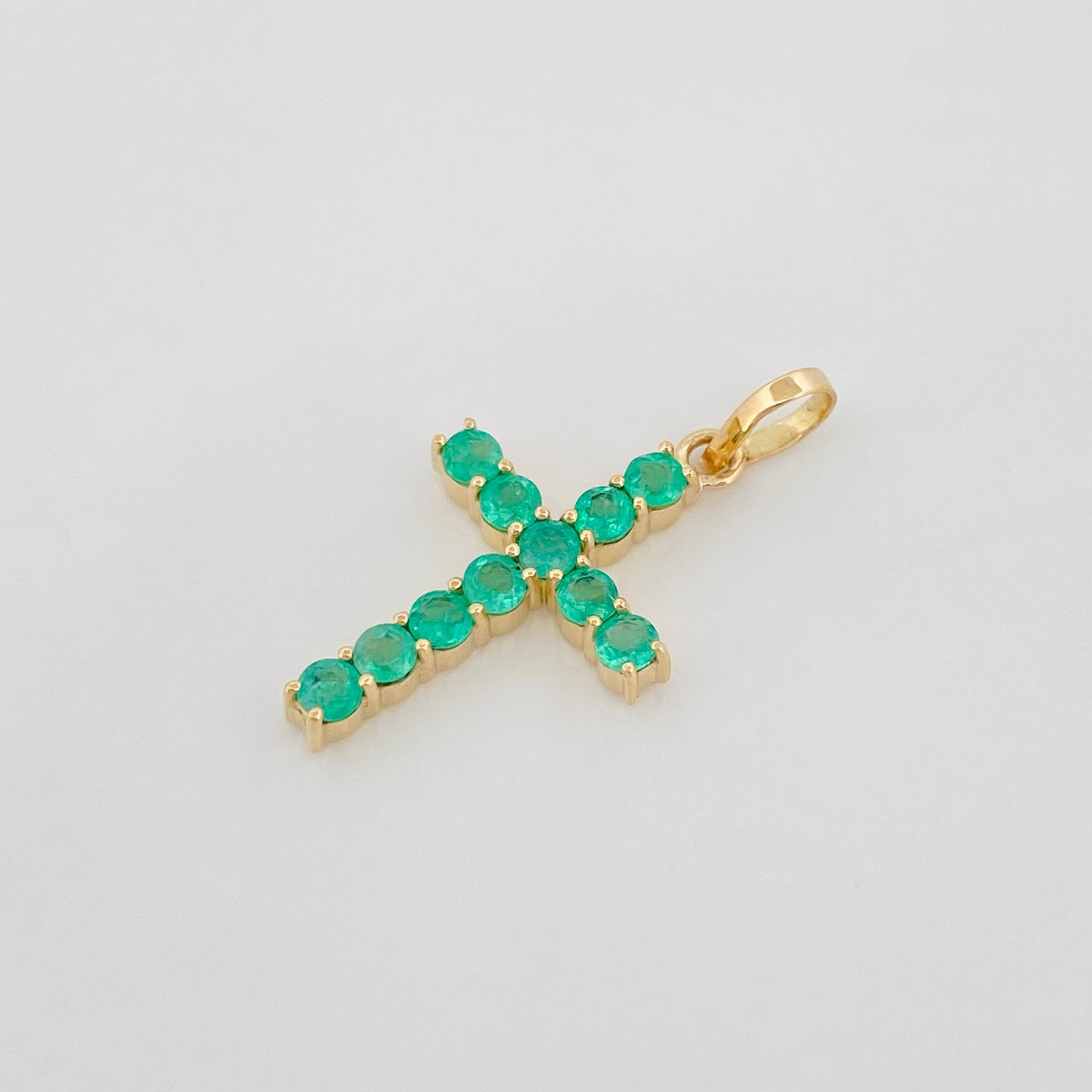 Dije Cruz Esmeraldas 0.10Pts 0.4 g / 1.3 cm Oro Amarillo 18K