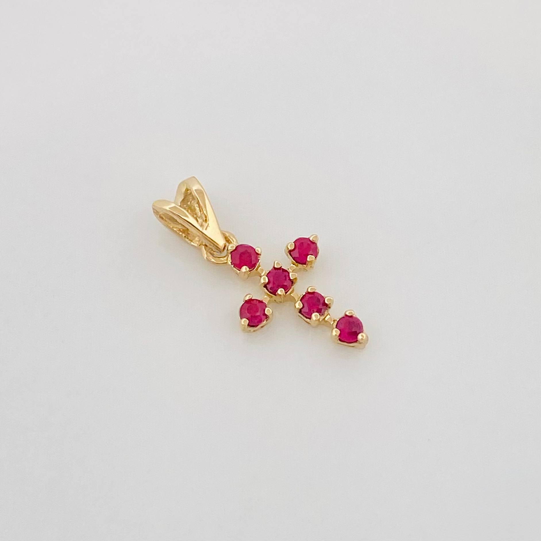 Dije Cruz Rubies 18Pts 0.35 g / 1.3 cm Oro Amarillo 18K