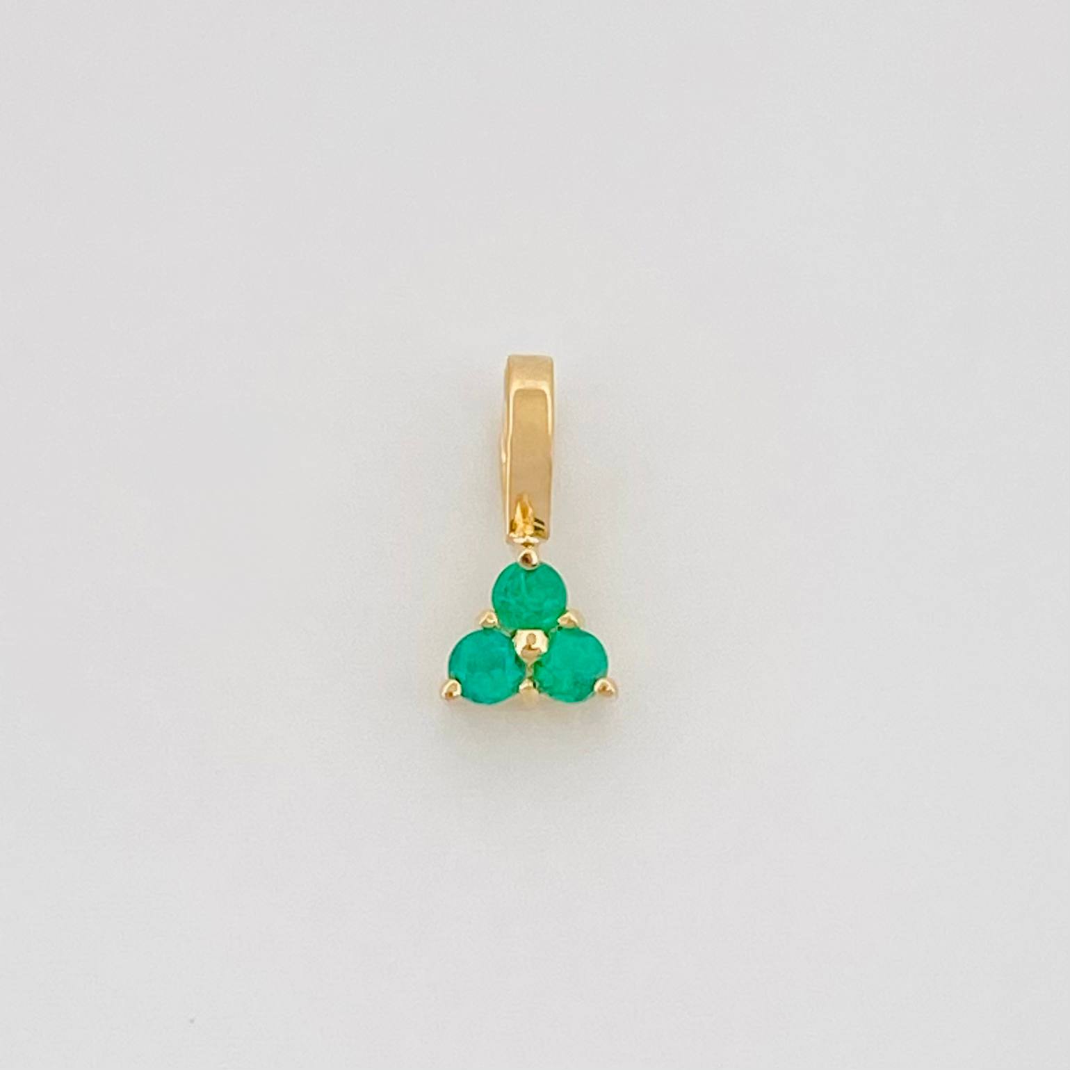 Dije Triangulo Esmeralda 15Pts 0.2 g / 0.8 cm Oro Amarillo 18K
