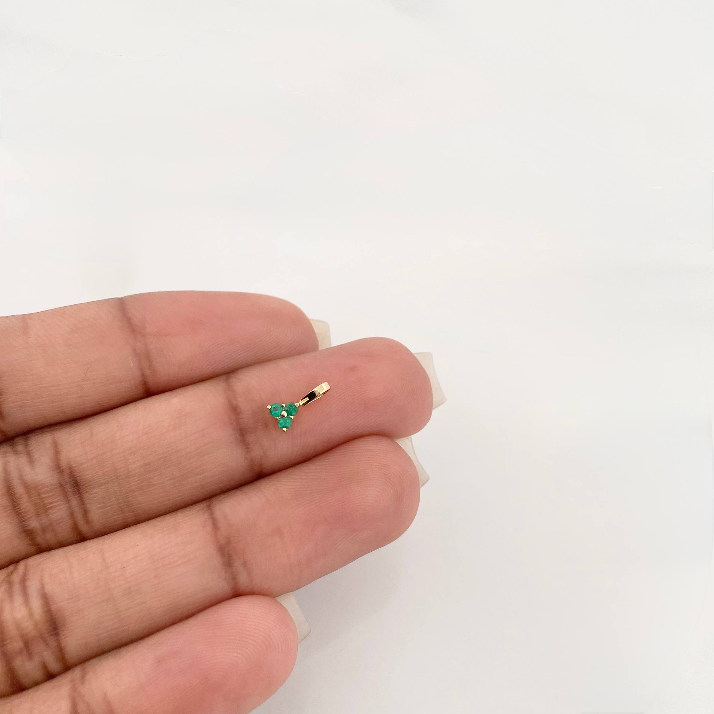 Dije Triangulo Esmeralda 15Pts 0.2 g / 0.8 cm Oro Amarillo 18K