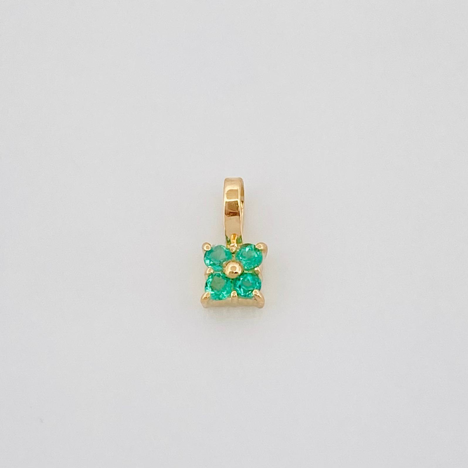 Dije Flor Esmeralda 21Pts 0.2 g / 0.8 cm Oro Amarillo 18K