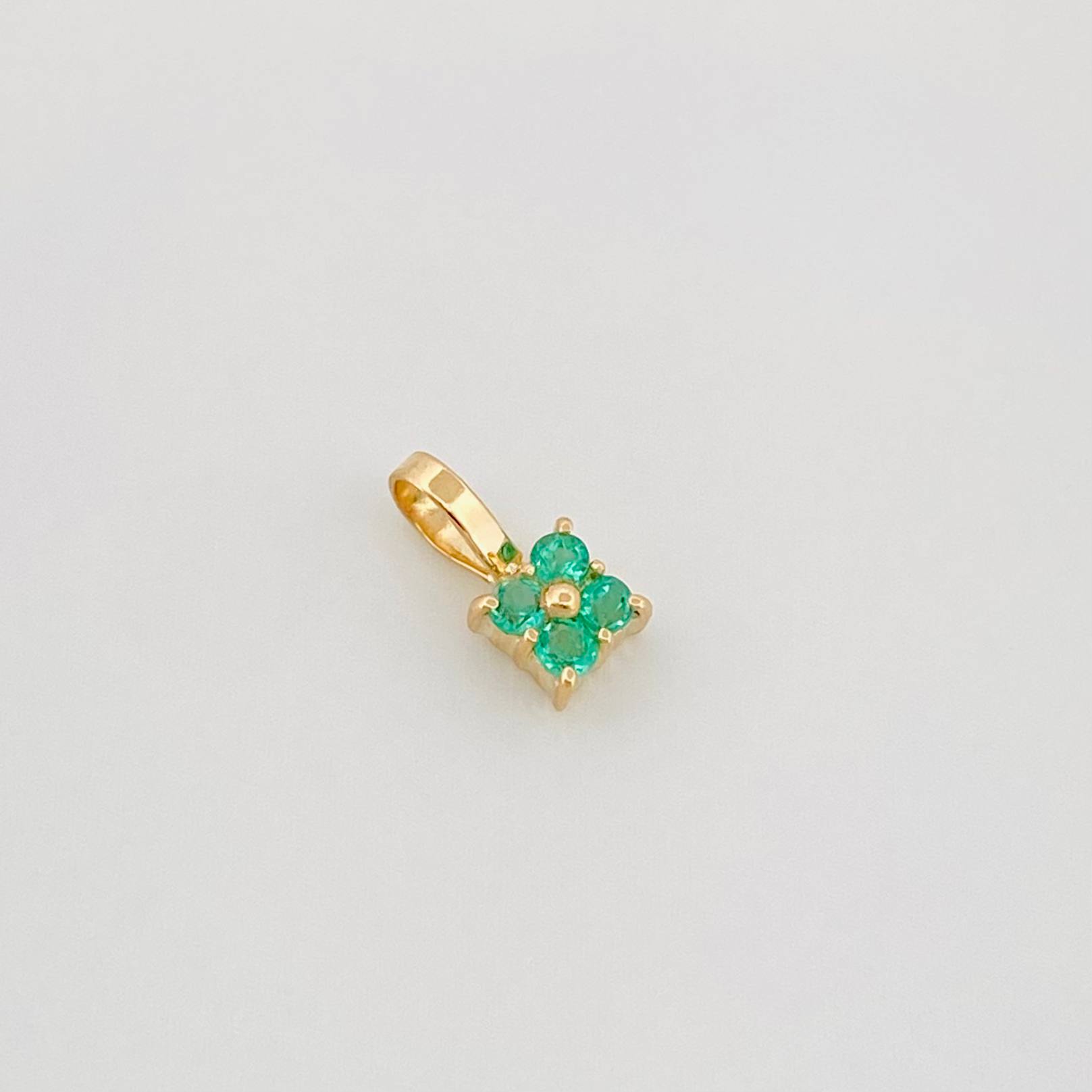 Dije Flor Esmeralda 21Pts 0.2 g / 0.8 cm Oro Amarillo 18K