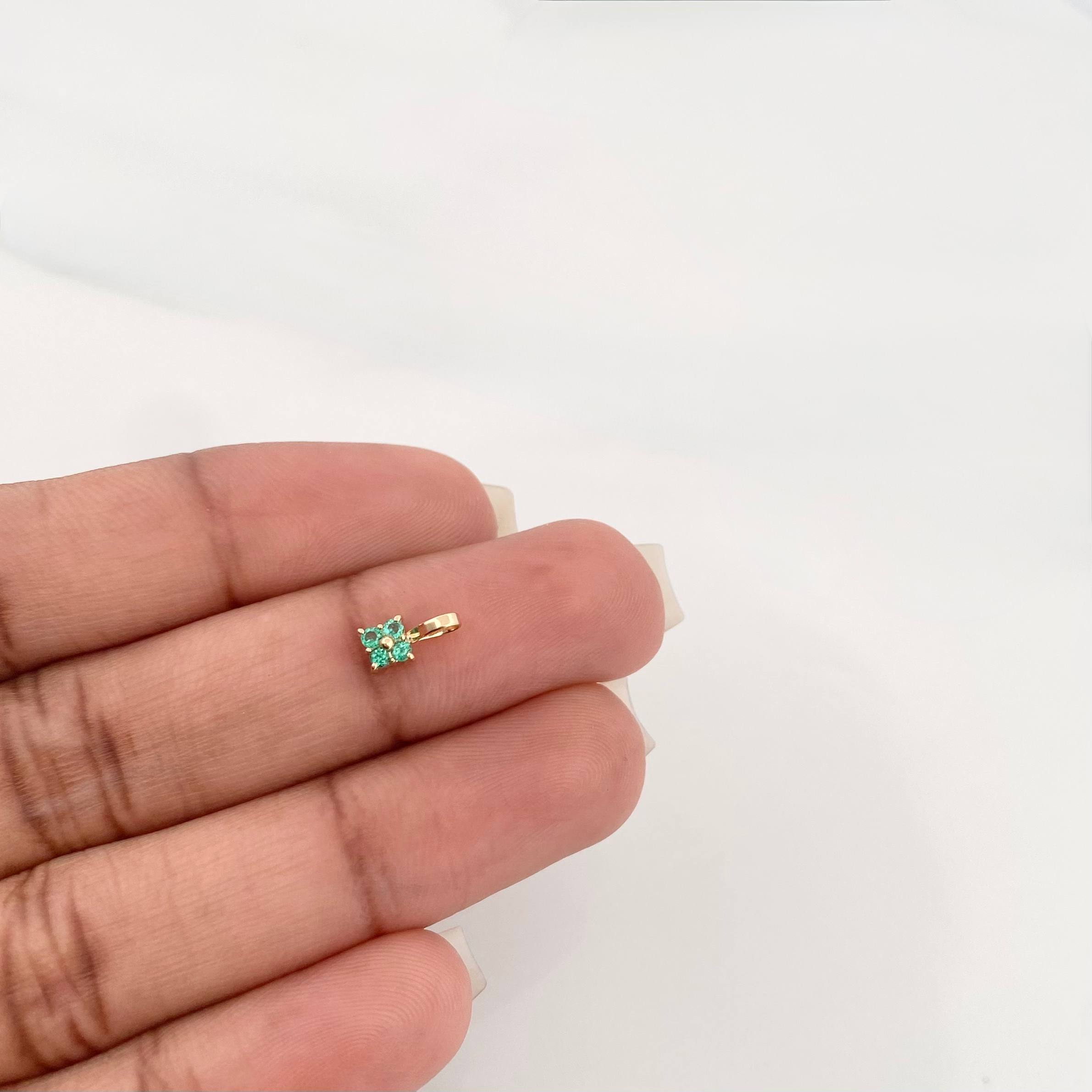 Dije Flor Esmeralda 21Pts 0.2 g / 0.8 cm Oro Amarillo 18K