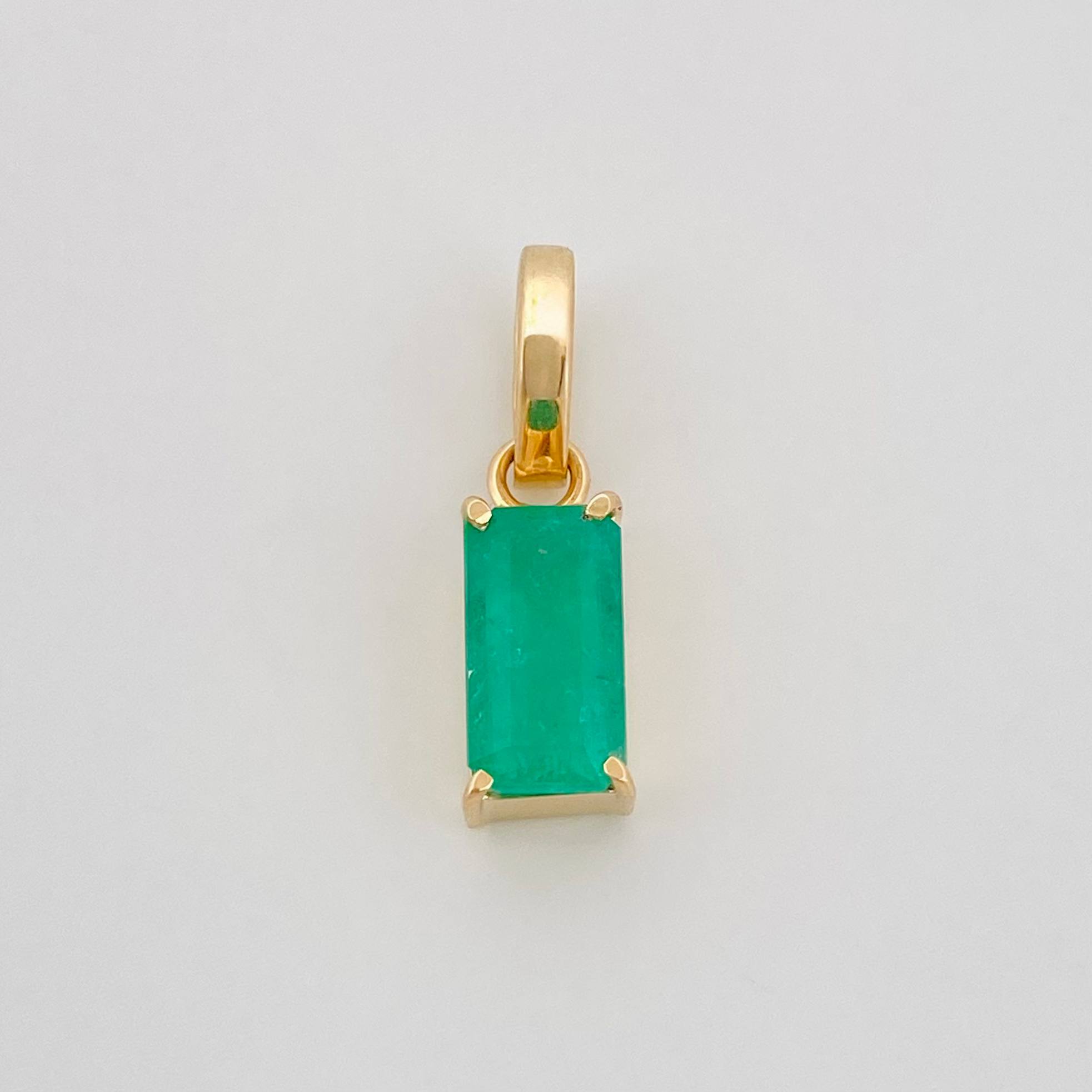 Dije Rectangular Esmeraldas 0.93Pts 0.9 g / 2 cm Oro Amarillo 18K