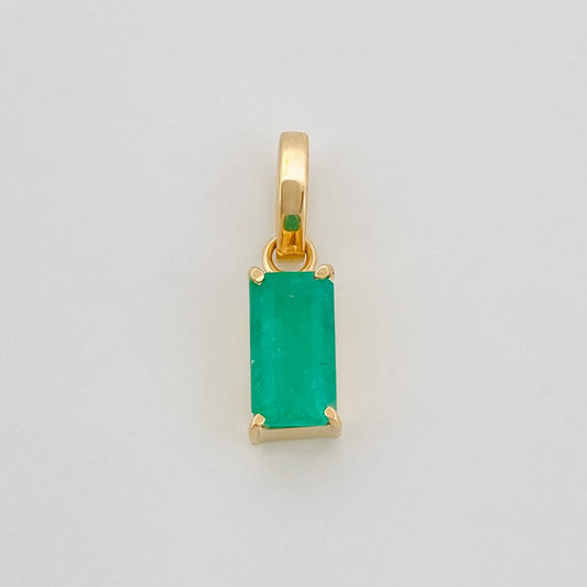 Dije Rectangular Esmeraldas 0.93Pts 0.9 g / 2 cm Oro Amarillo 18K