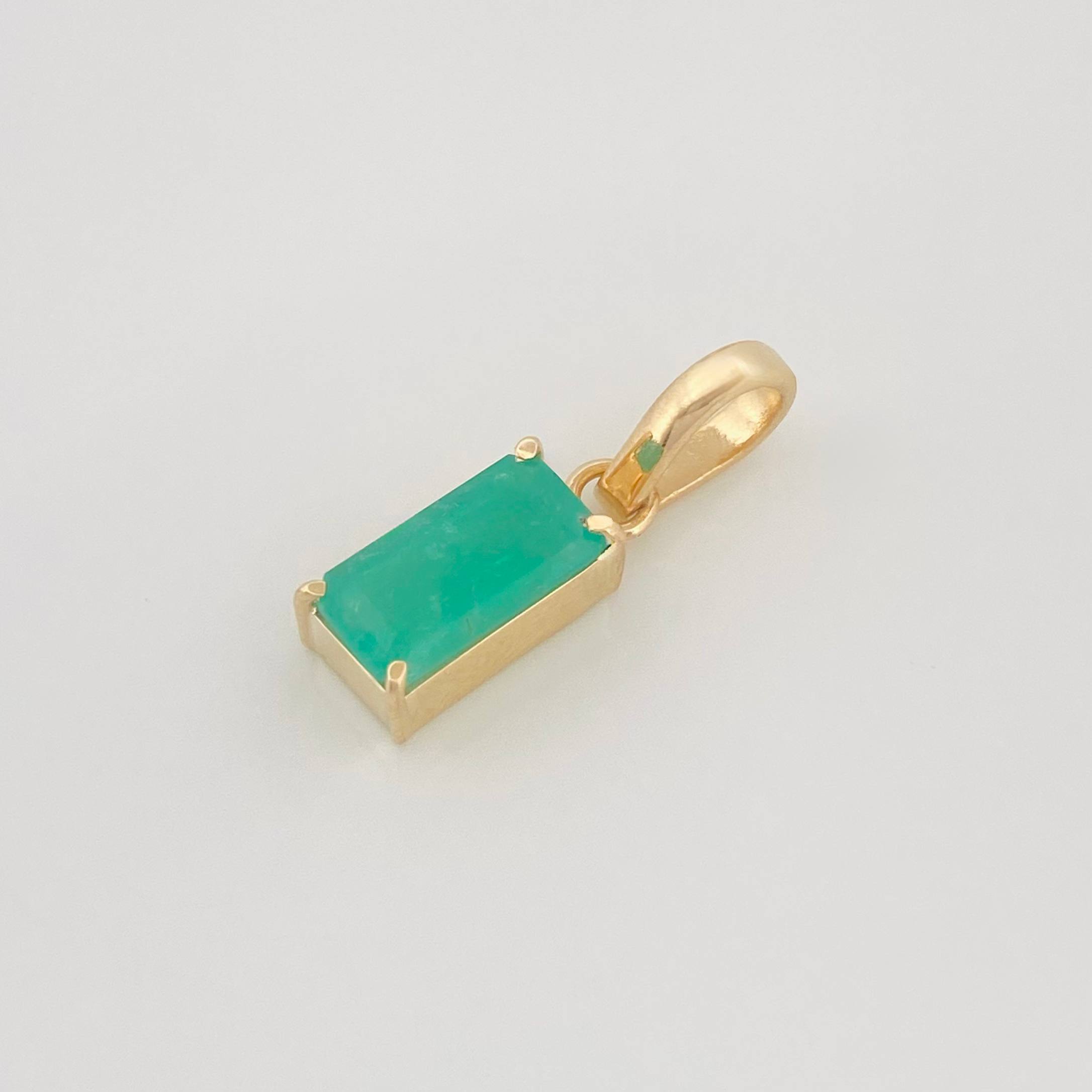 Dije Rectangular Esmeraldas 0.93Pts 0.9 g / 2 cm Oro Amarillo 18K