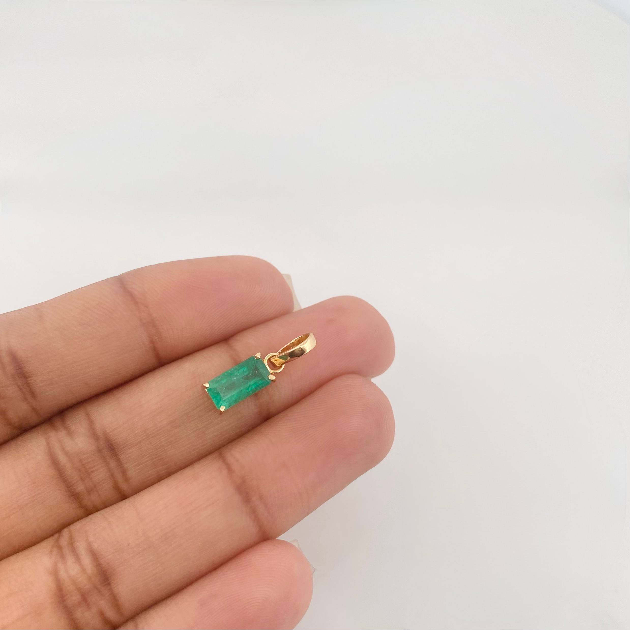 Dije Rectangular Esmeraldas 0.93Pts 0.9 g / 2 cm Oro Amarillo 18K