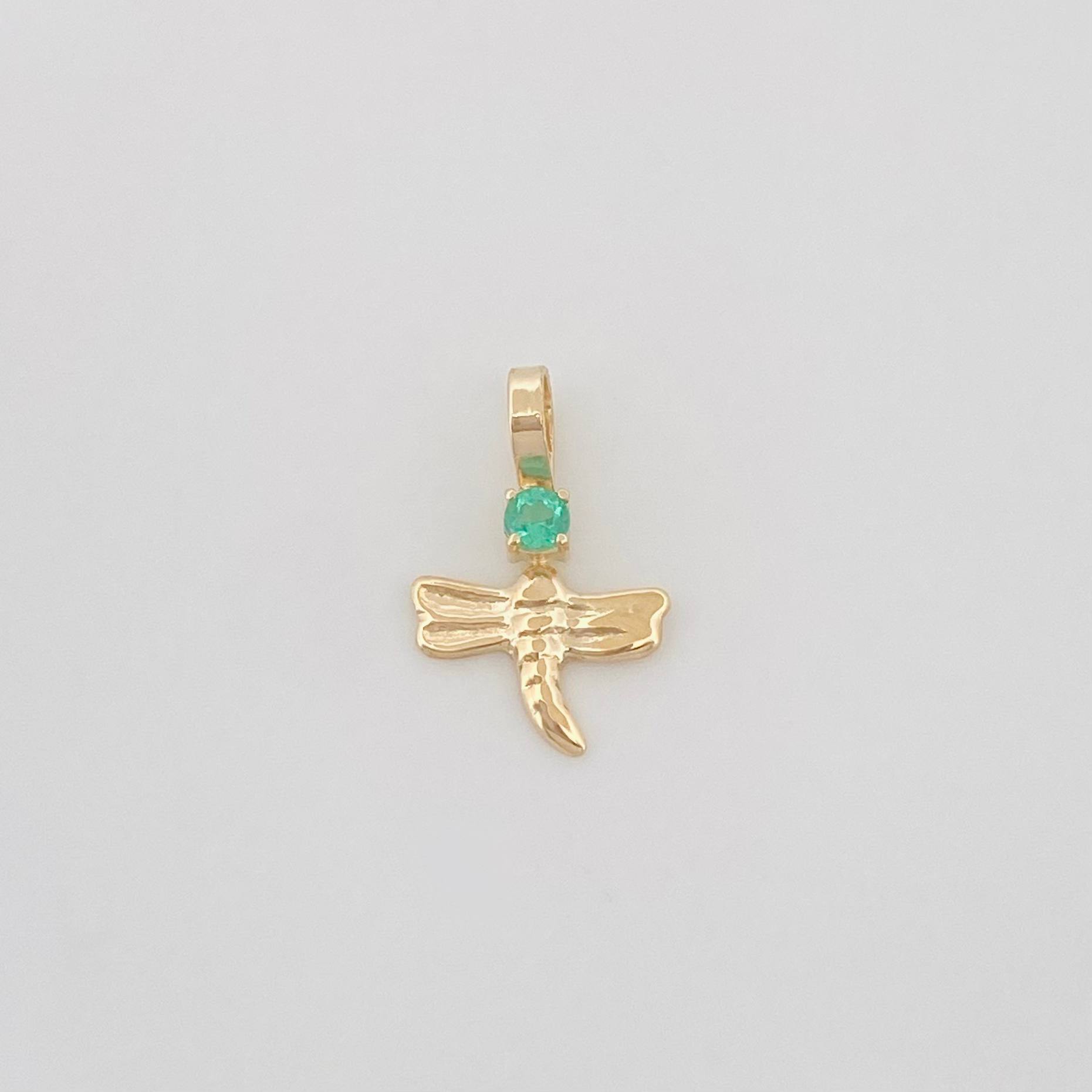 Dije Libelula Esmeraldas 0.3Pts 0.25 g / 1.3 cm Oro Amarillo 18K