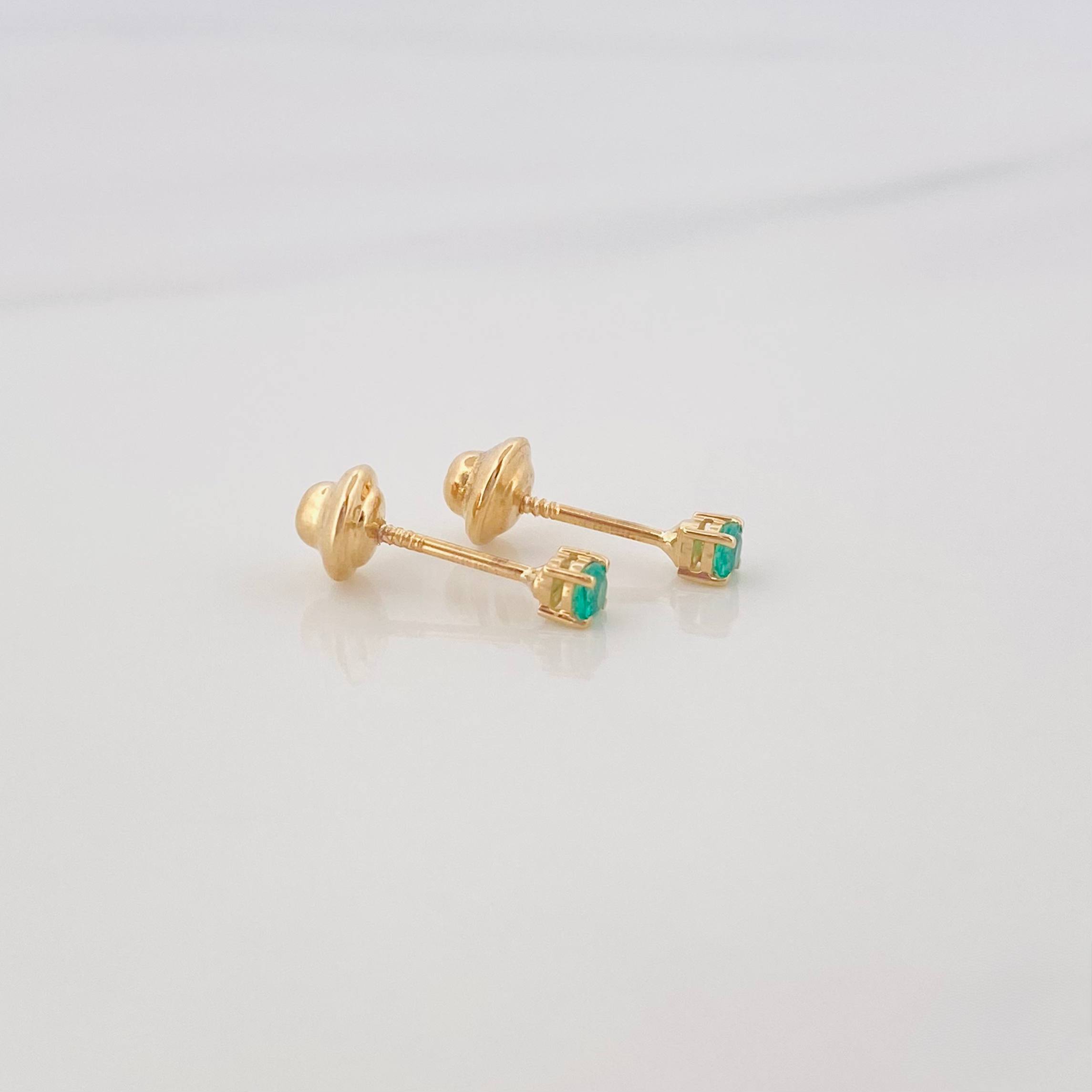 Topos Cuatro Garras Esmeralda 0.10Pts 0.55 g / 2.13 mm Oro Amarillo 18K