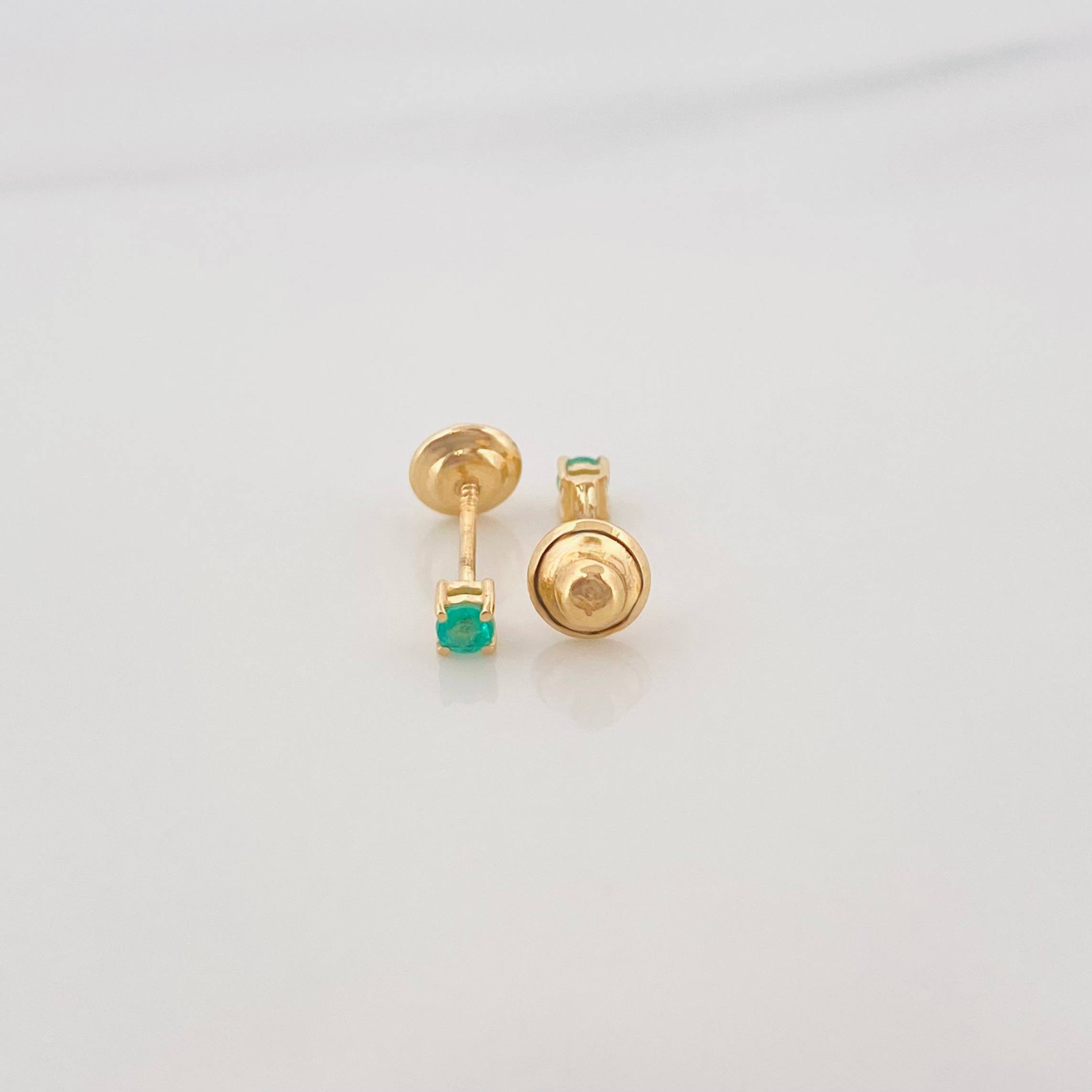 Topos Cuatro Garras Esmeralda 0.10Pts 0.55 g / 2.13 mm Oro Amarillo 18K