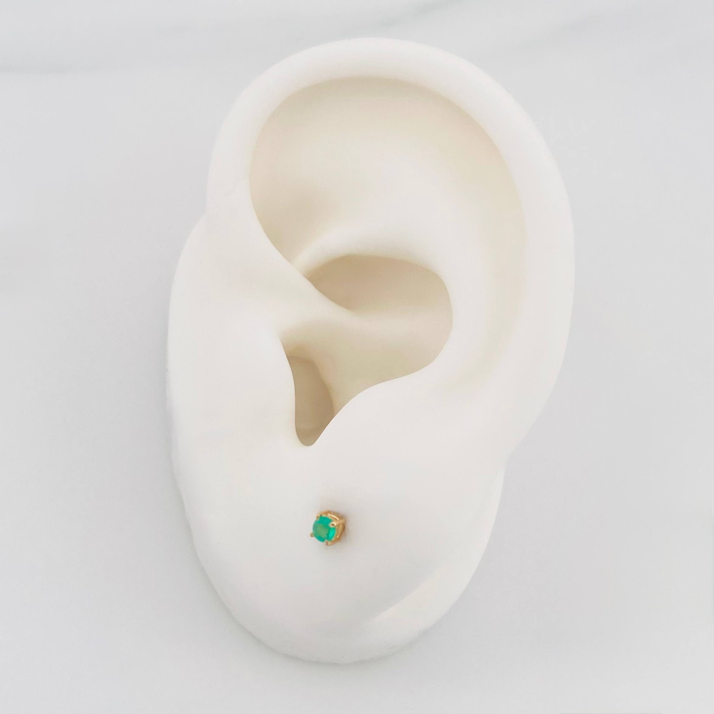 Topos Cuatro Garras Esmeralda 0.10Pts 0.55 g / 2.13 mm Oro Amarillo 18K