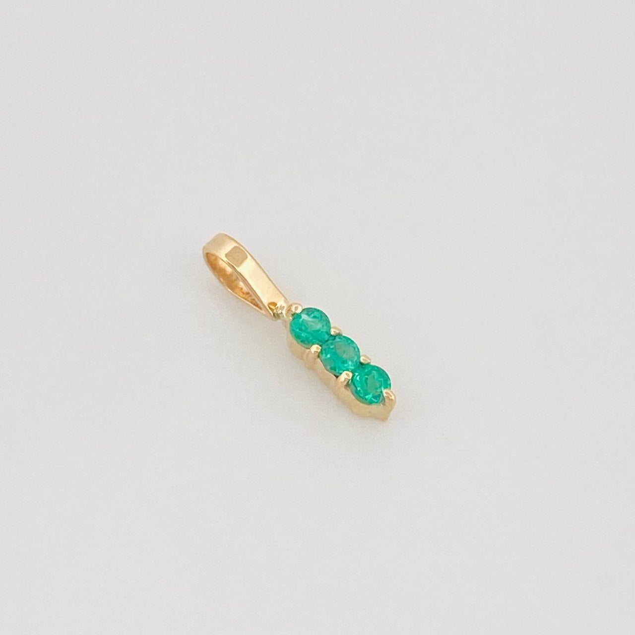 Dije Semaforo Esmeraldas 0.15Pts 0.2 g / 1.57 mm Oro Amarillo 18K