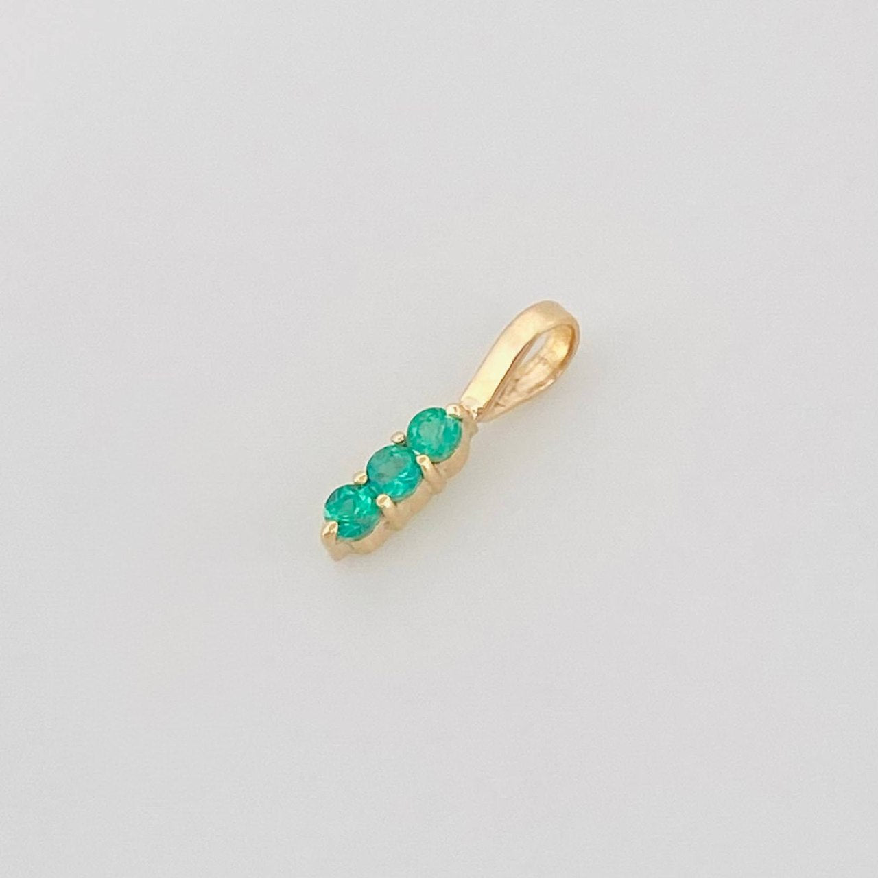 Dije Semaforo Esmeraldas 0.15Pts 0.2 g / 1.57 mm Oro Amarillo 18K