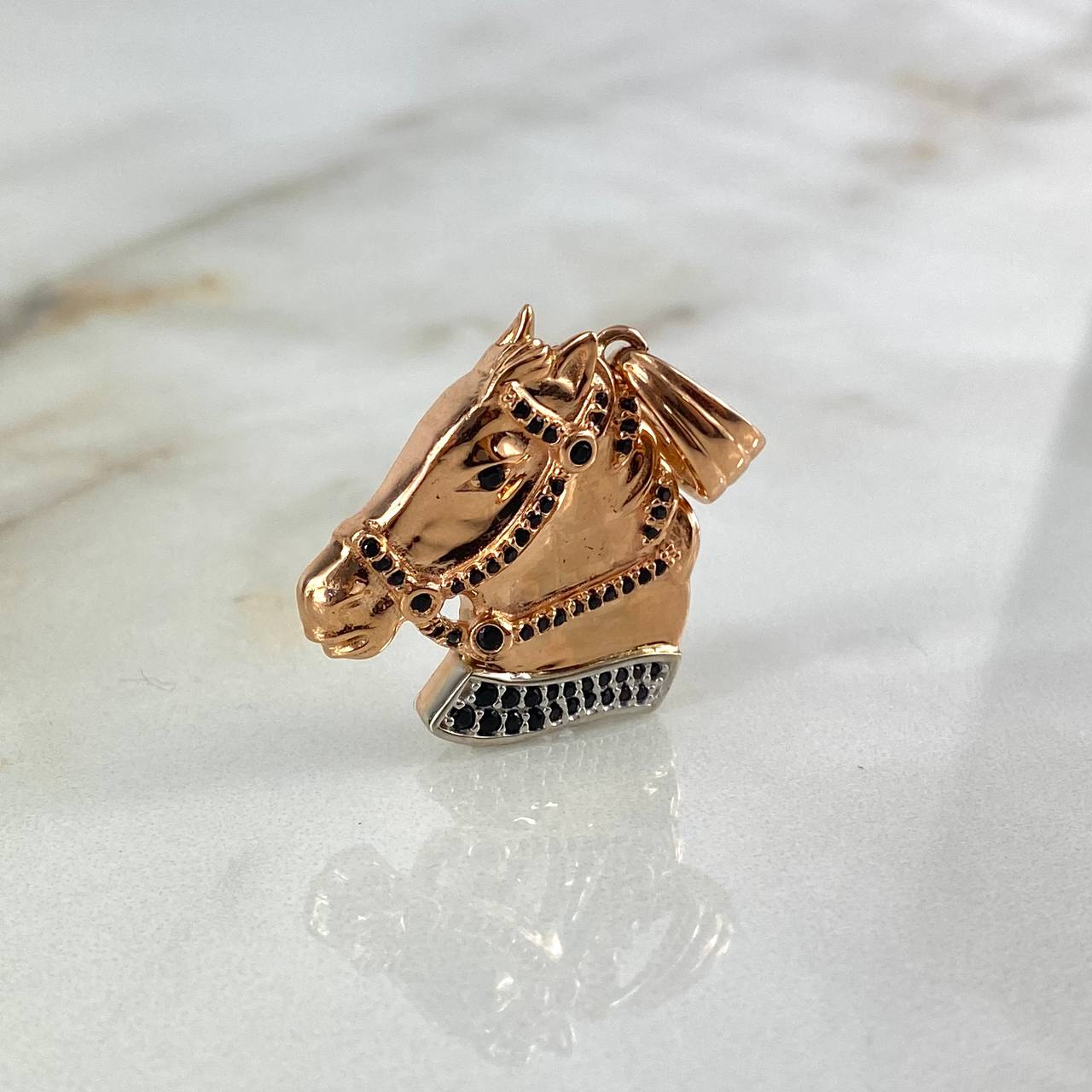 Dije Caballo 7.8gr / 3.4cm / Circones Negros Dos Oros Blanco Rosa