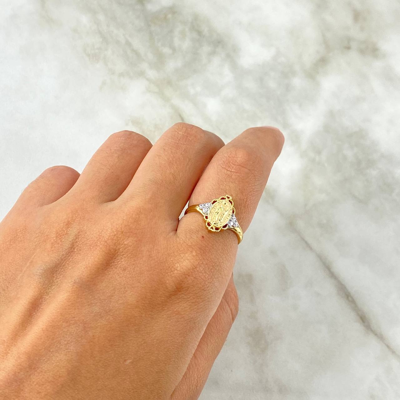 Anillo Virgen de Guadalupe Flor 2.45gr / T6 1/4 / Ovalo Circones Blancos Dos Oros Amarillo Blanco