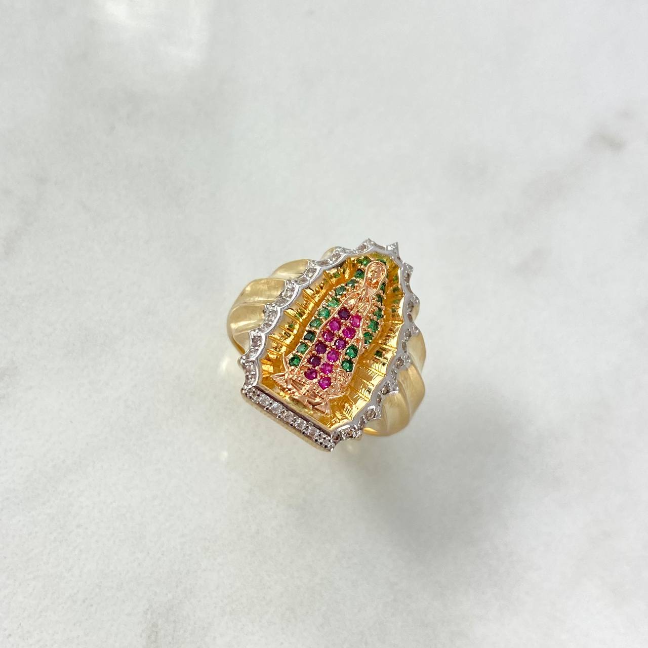 Anillo Virgen de Guadalupe Silueta 7.3gr / T7 / Circones Blancos Verdes Fucsias Dos Oros Amarillo Blanco