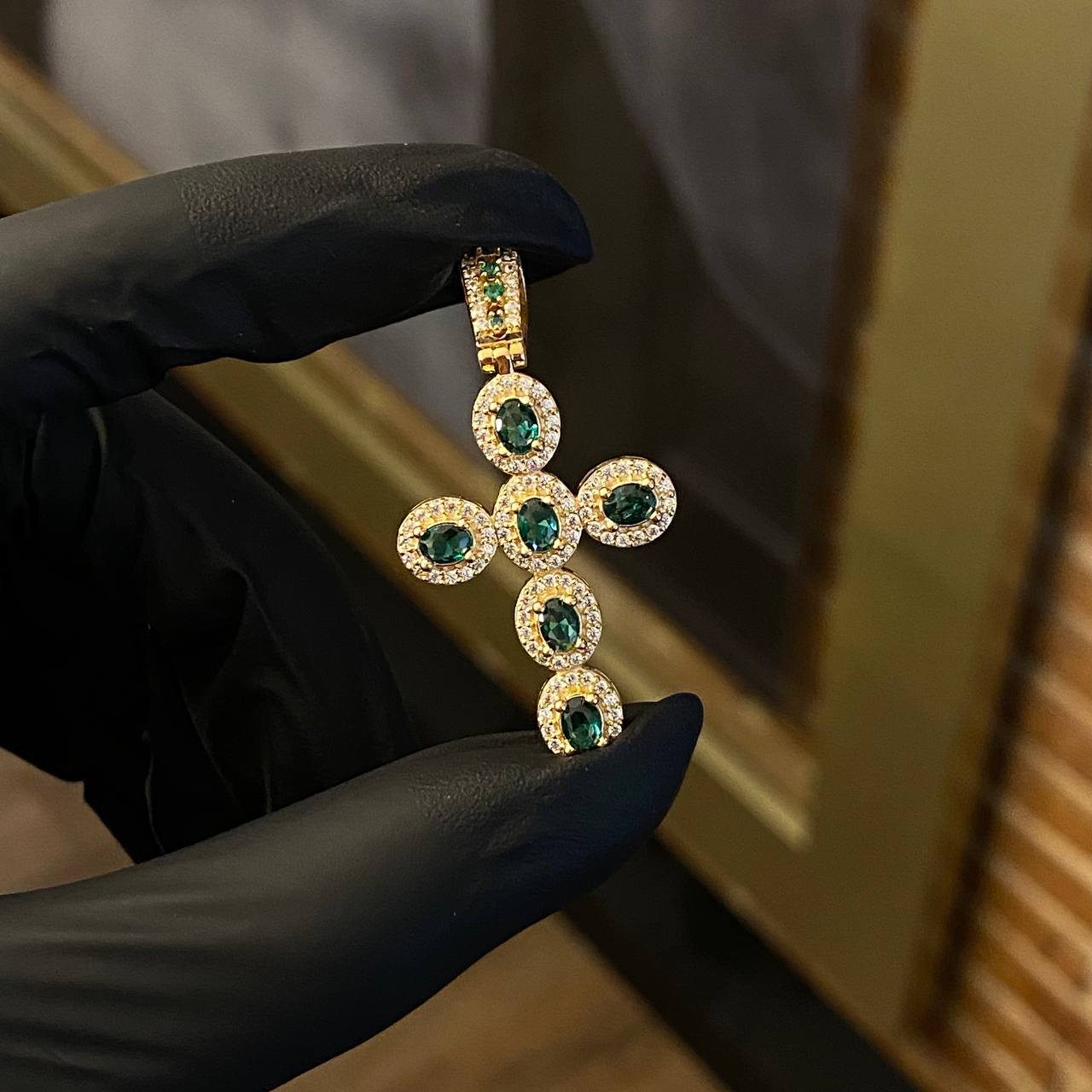 Dije Cruz Tupido 4.9gr / 4.4cm Circones Blancos Verdes Oro Amarillo