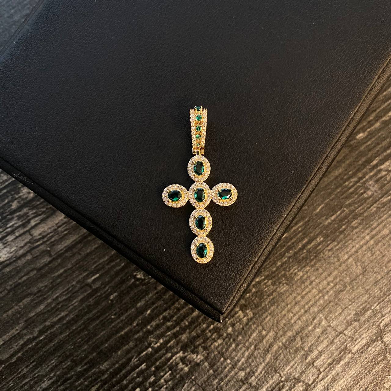 Dije Cruz Tupido 4.9gr / 4.4cm Circones Blancos Verdes Oro Amarillo