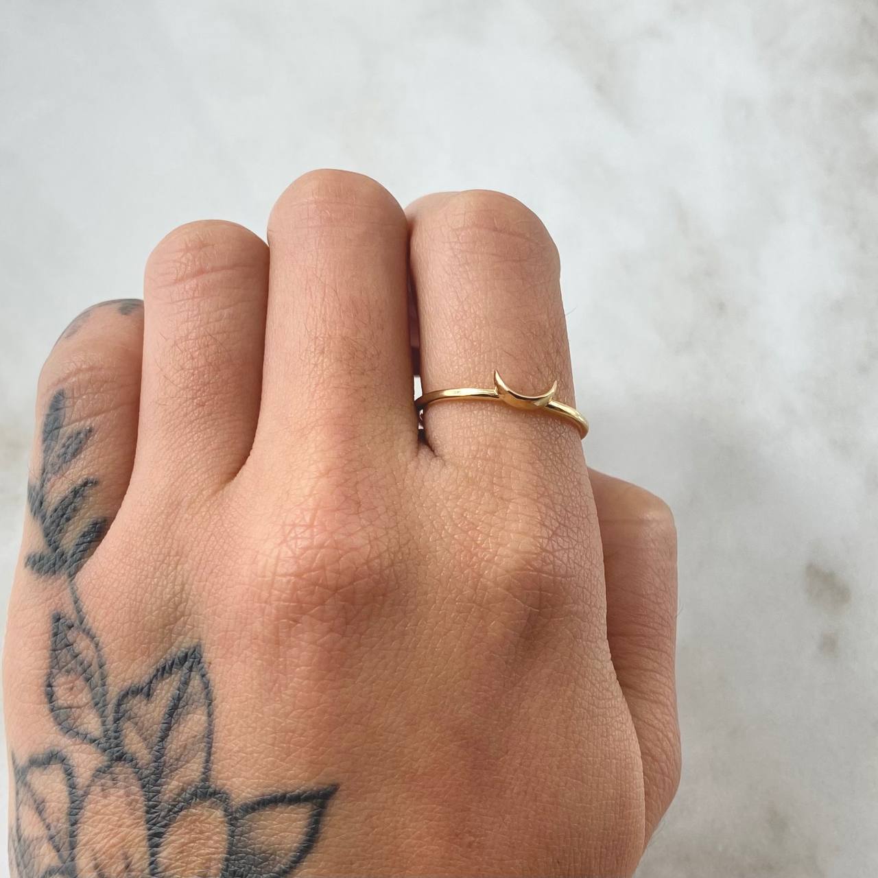 Anillo Luna Relieve 1.4gr / T8 1/4 / Oro 18K ©