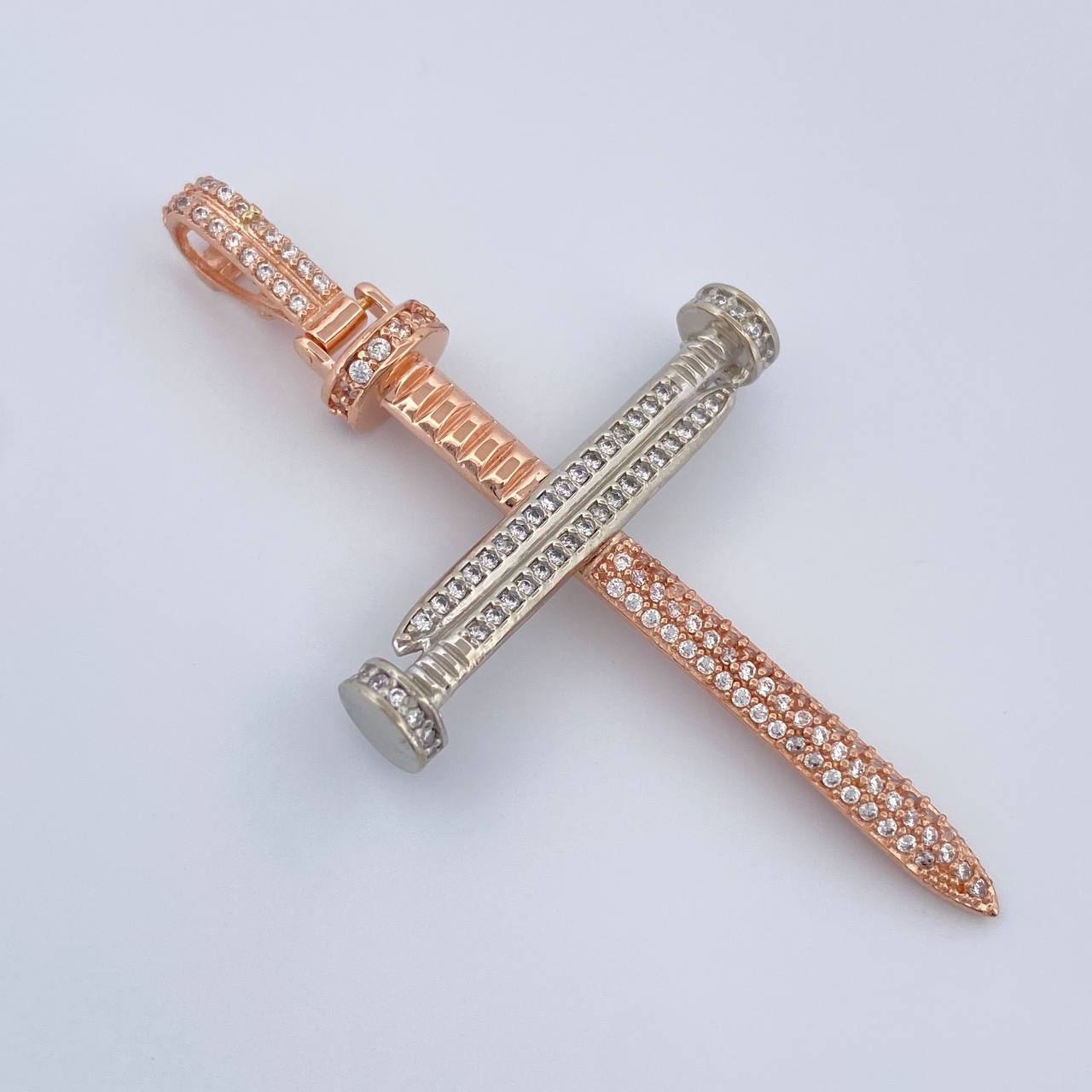 Dije Cruz Clavo 6.45gr / 6cm / Dos Oros Blanco Rosa 18K $