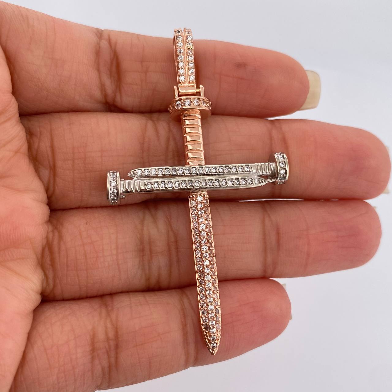 Dije Cruz Clavo 6.45gr / 6cm / Dos Oros Blanco Rosa 18K $